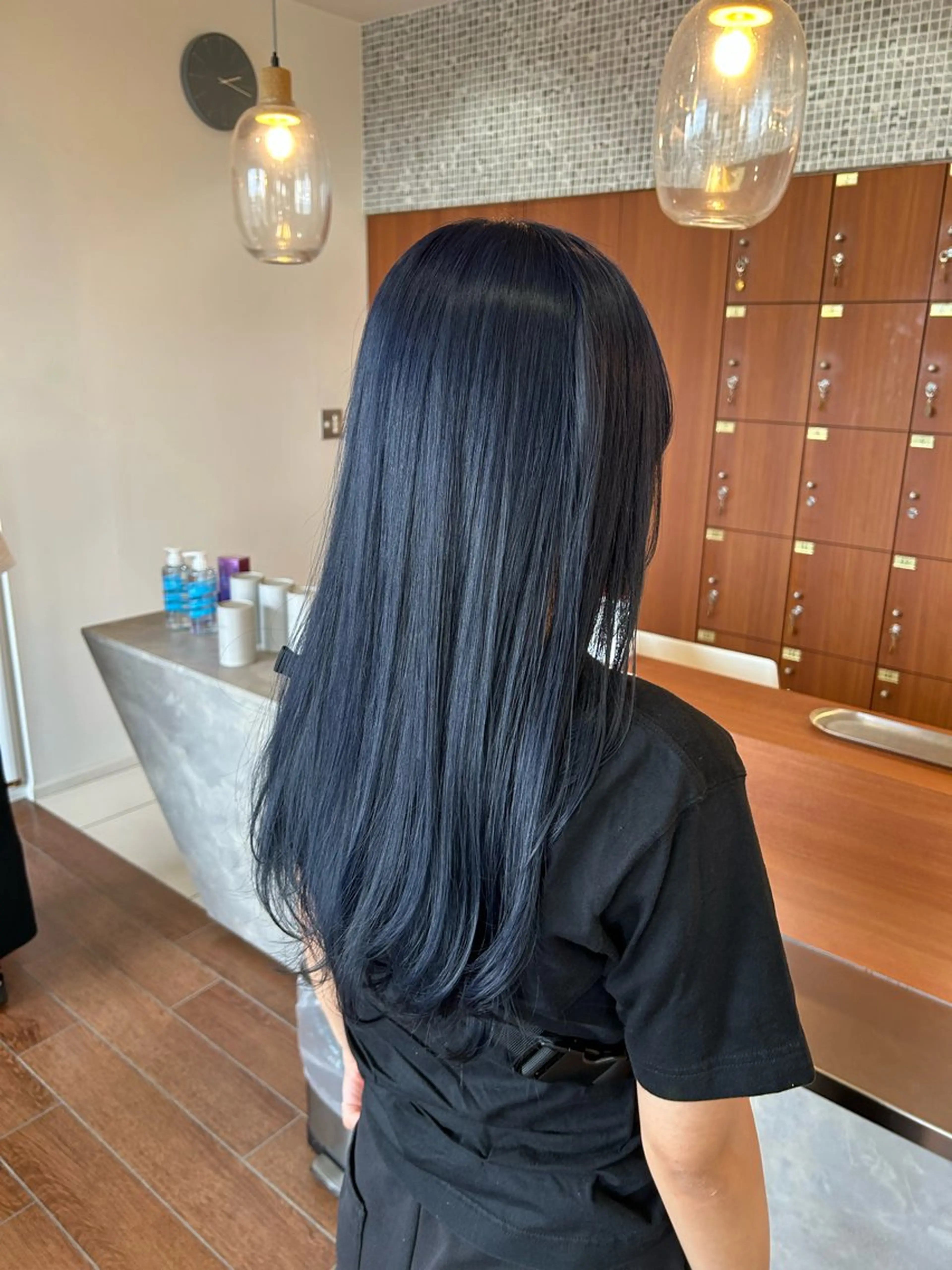 セミロング カラー 黒髪 ブルーカラー 透明感カラー ネイビーカラー ヘアカラー トップスタイリスト 林すずかのヘアスタイル