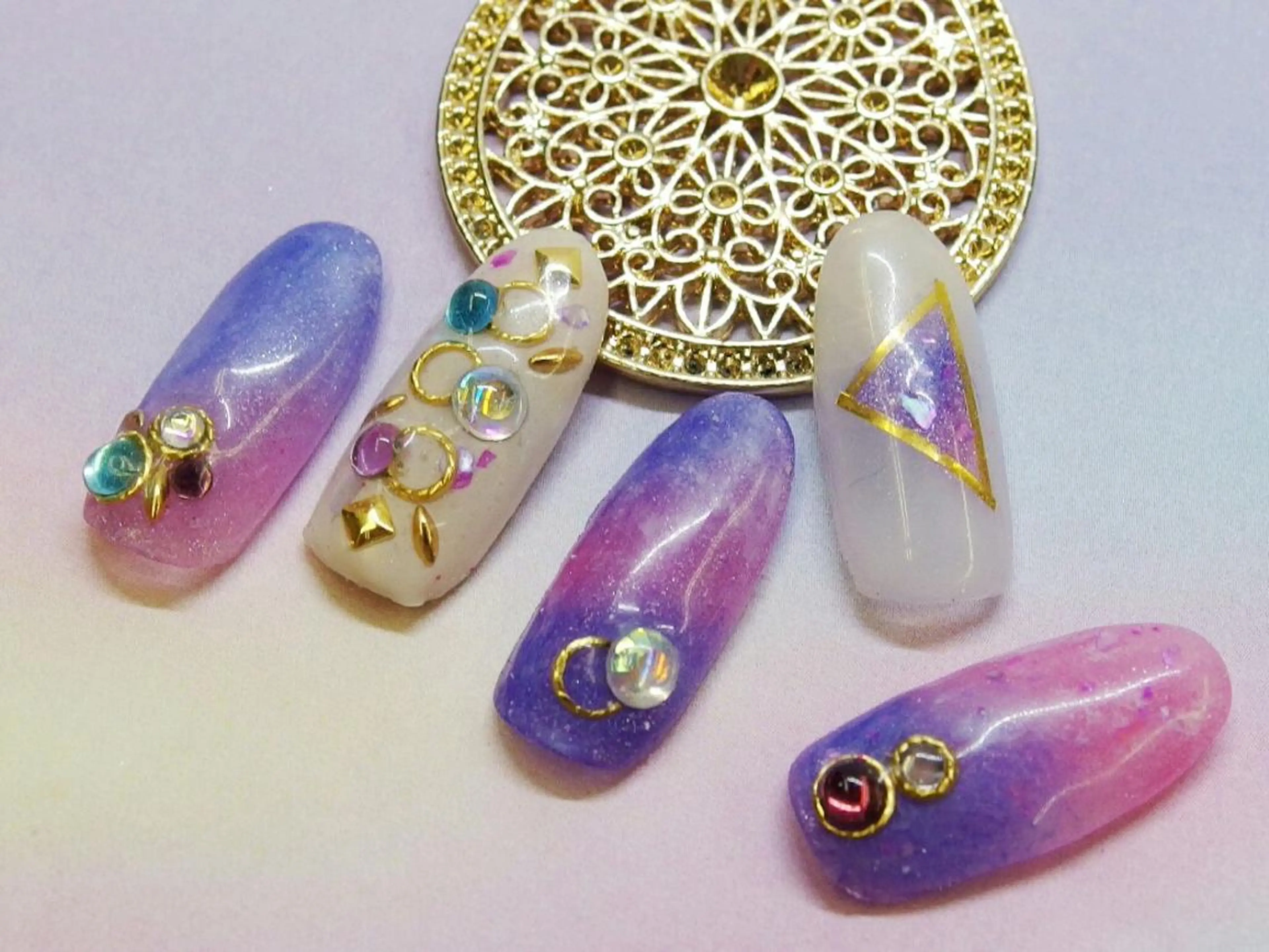 ネイル パープル ストーンネイル ティーエヌ 金山駅東口店のネイルデザイン