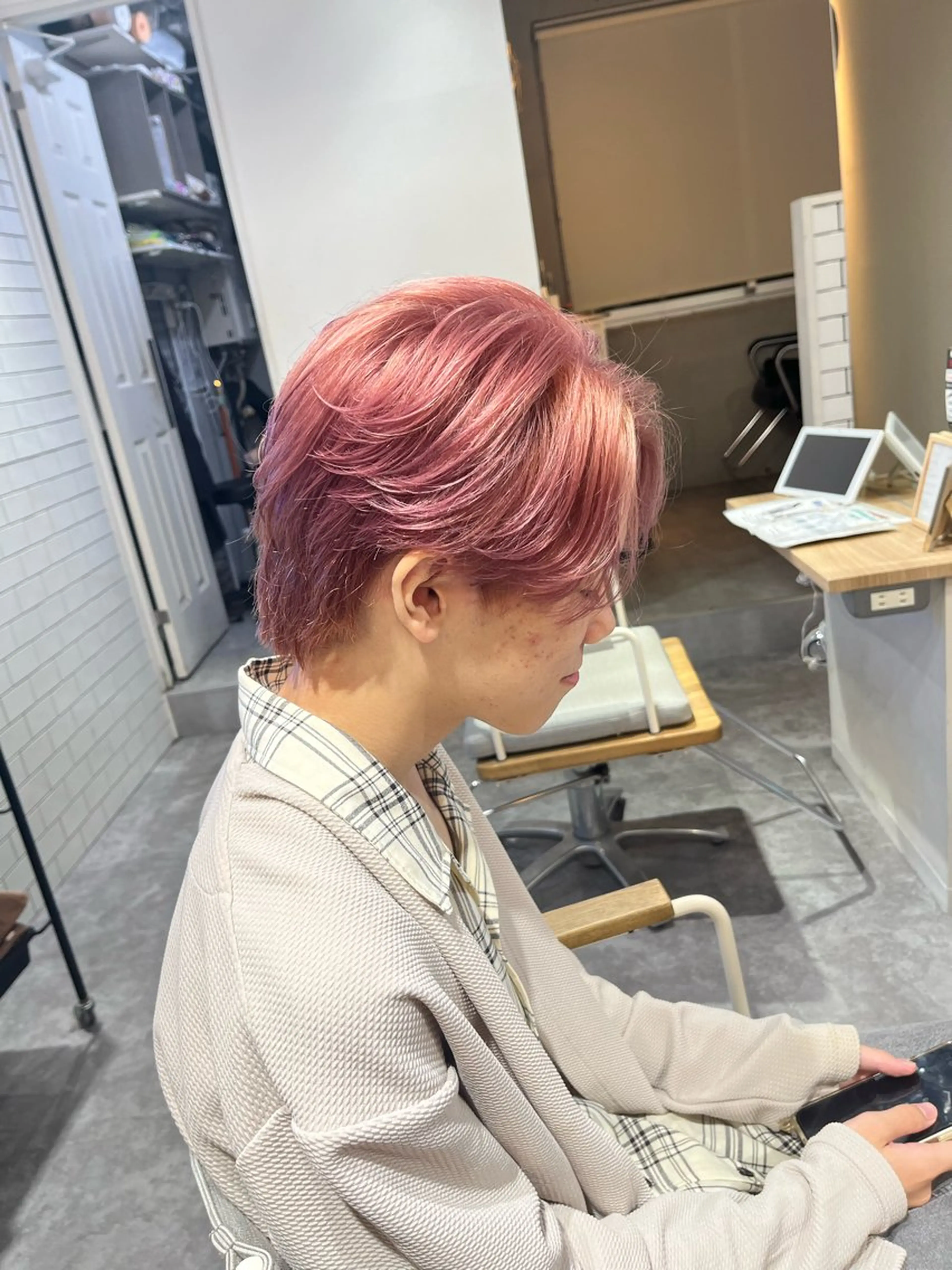カラー メンズ センターパート ベージュカラー ピンクカラー ピンクベージュ ヘアカラー メンズ特化美容師 /泉壱恵のヘアスタイル