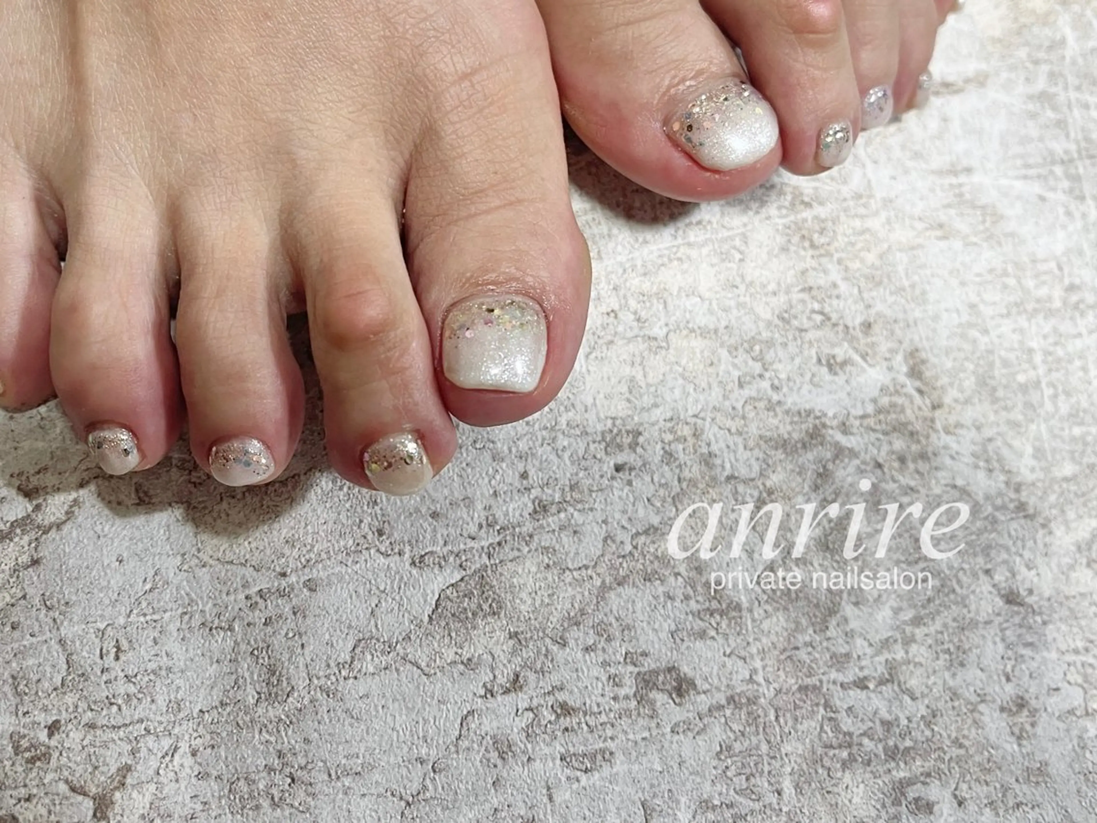 ネイル フットネイル キラキラネイル ラメ(グリッター) おそろいネイル ホワイト フットネイル nailsalon anrireのネイルデザイン