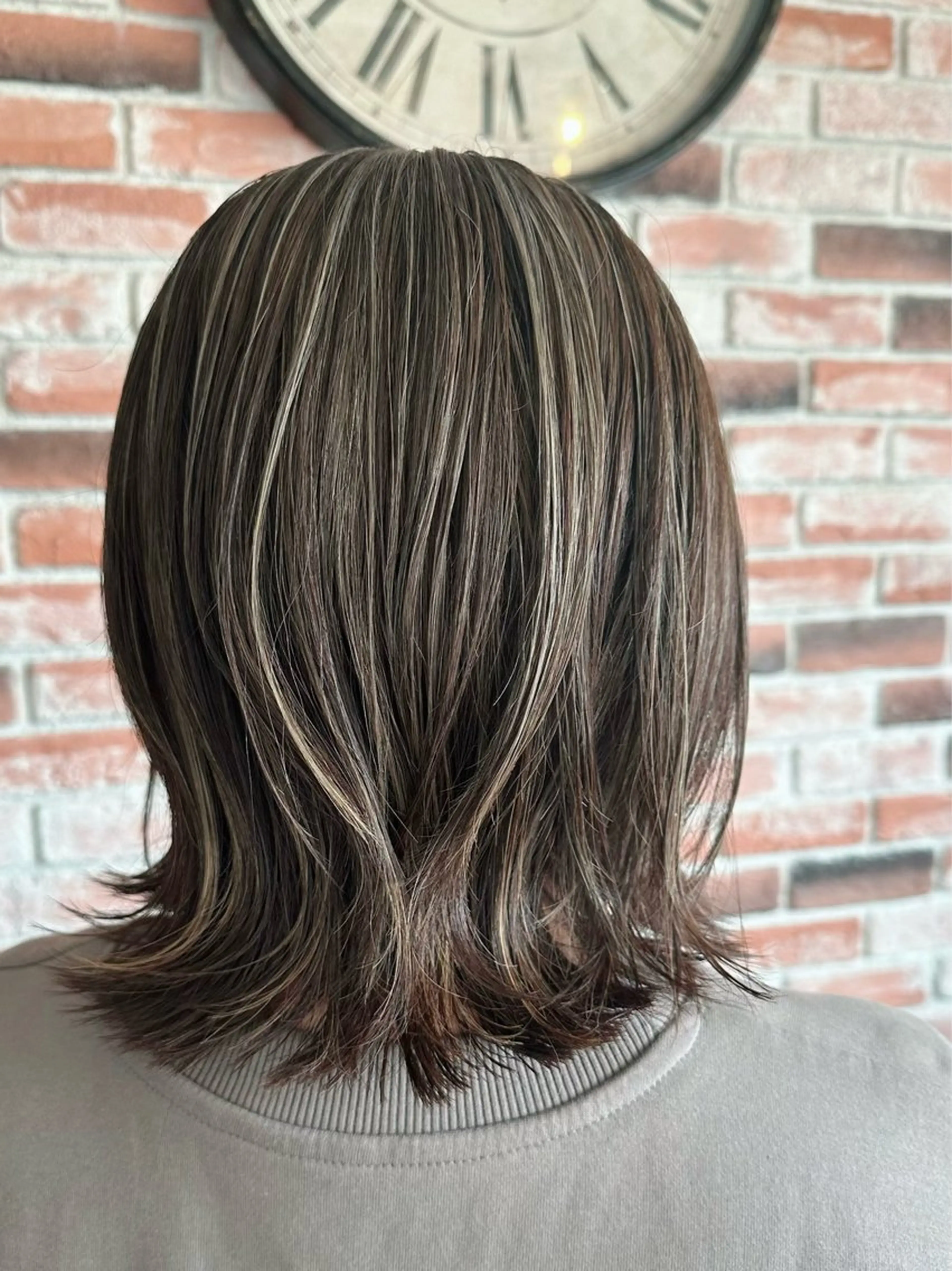 ミディアム ハイライト 對比地 茜のヘアスタイル