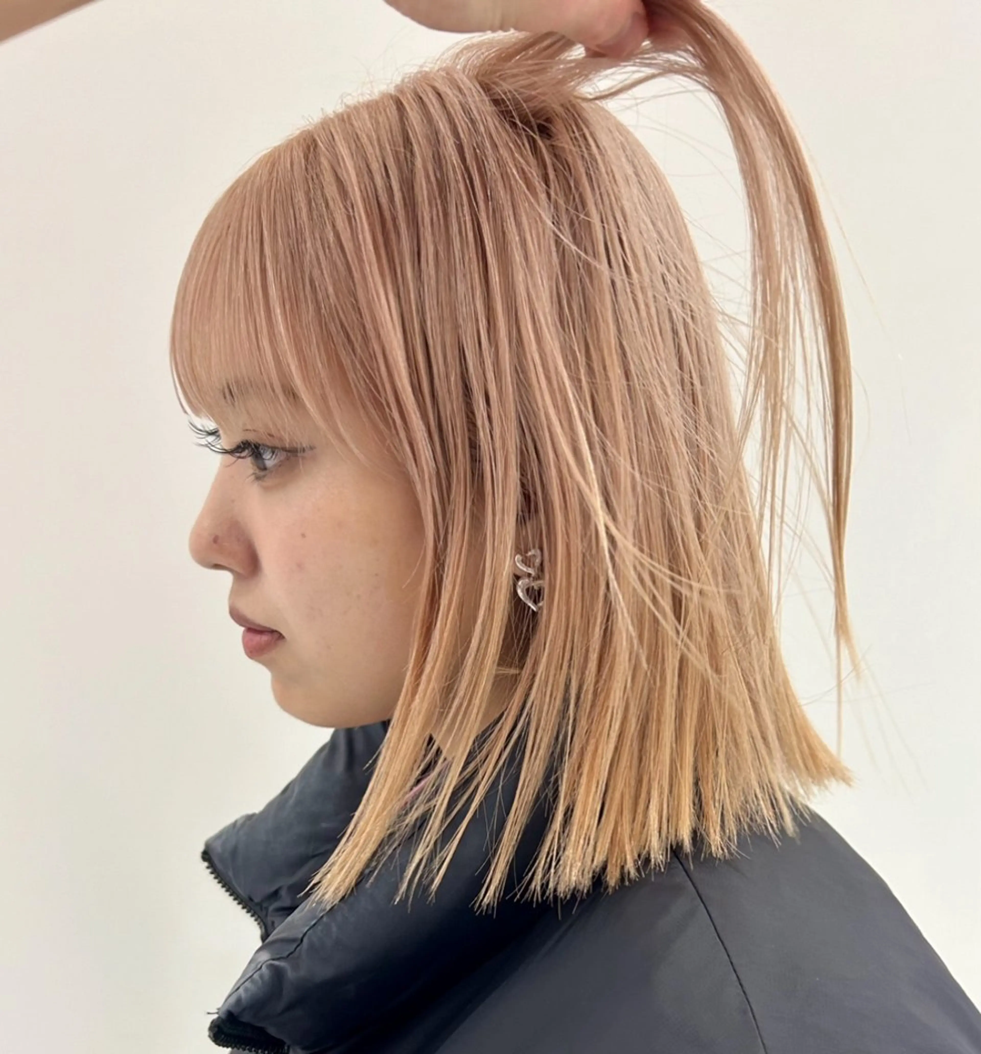 ミディアム カラー ベージュカラー ブリーチ ハイトーンカラー ハイトーンベージュ ピンクカラー カット ヘアカラー トリートメント ヘアセット ハイトーン/ブリーチ 似合せカット/パーマのヘアスタイル