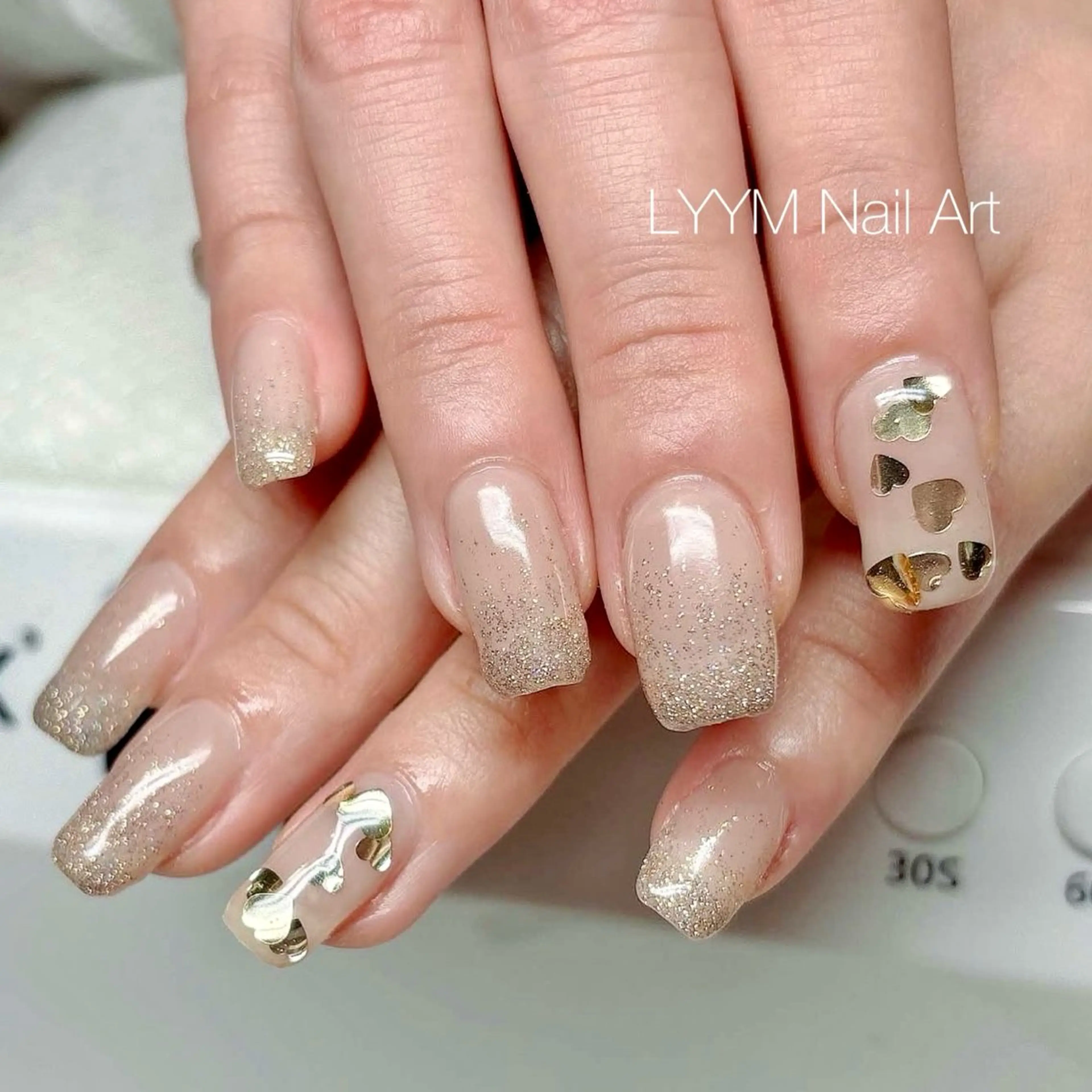 ネイル ゴールド グラデーション ハート ラメ(グリッター) シンプルネイル LYYM Salonのネイルデザイン