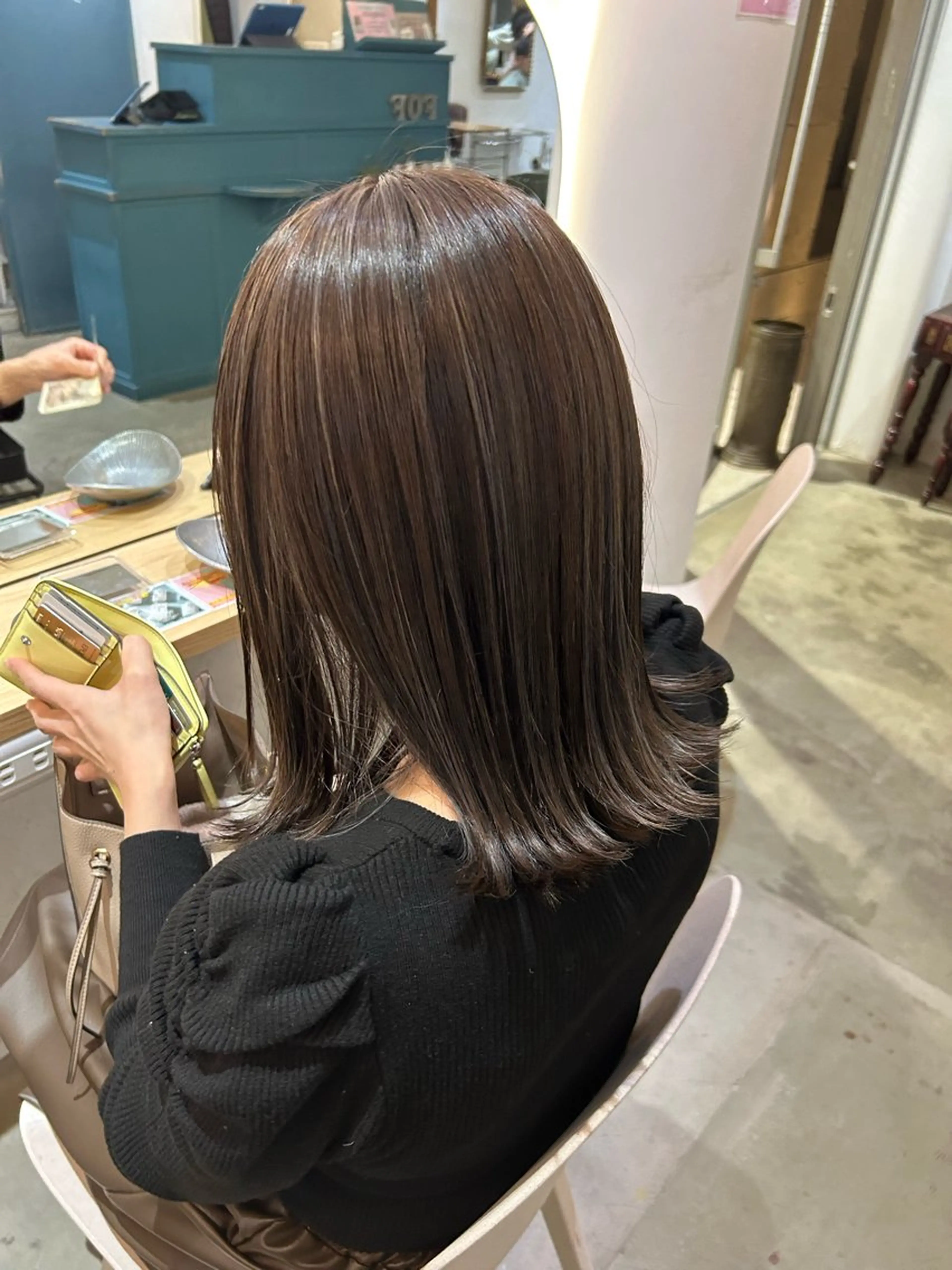 ミディアム ハイライト なつめ🐶ショート ベージュカラーのヘアスタイル