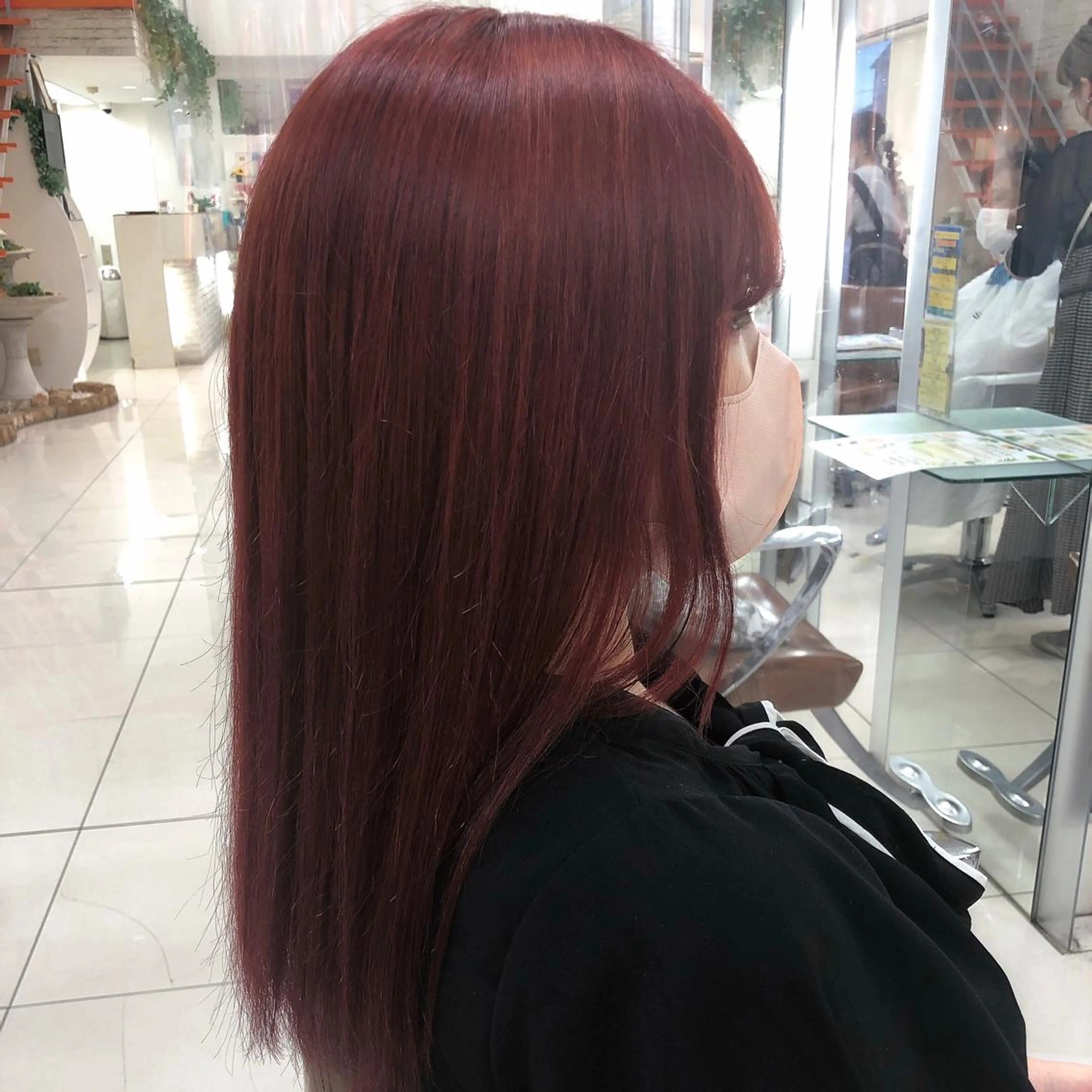 ロング カラー カシス ダブルカラー ピンクカラー レッドカラー 岩戸優奈 束感まつげ ピンク/ベージュのヘアスタイル