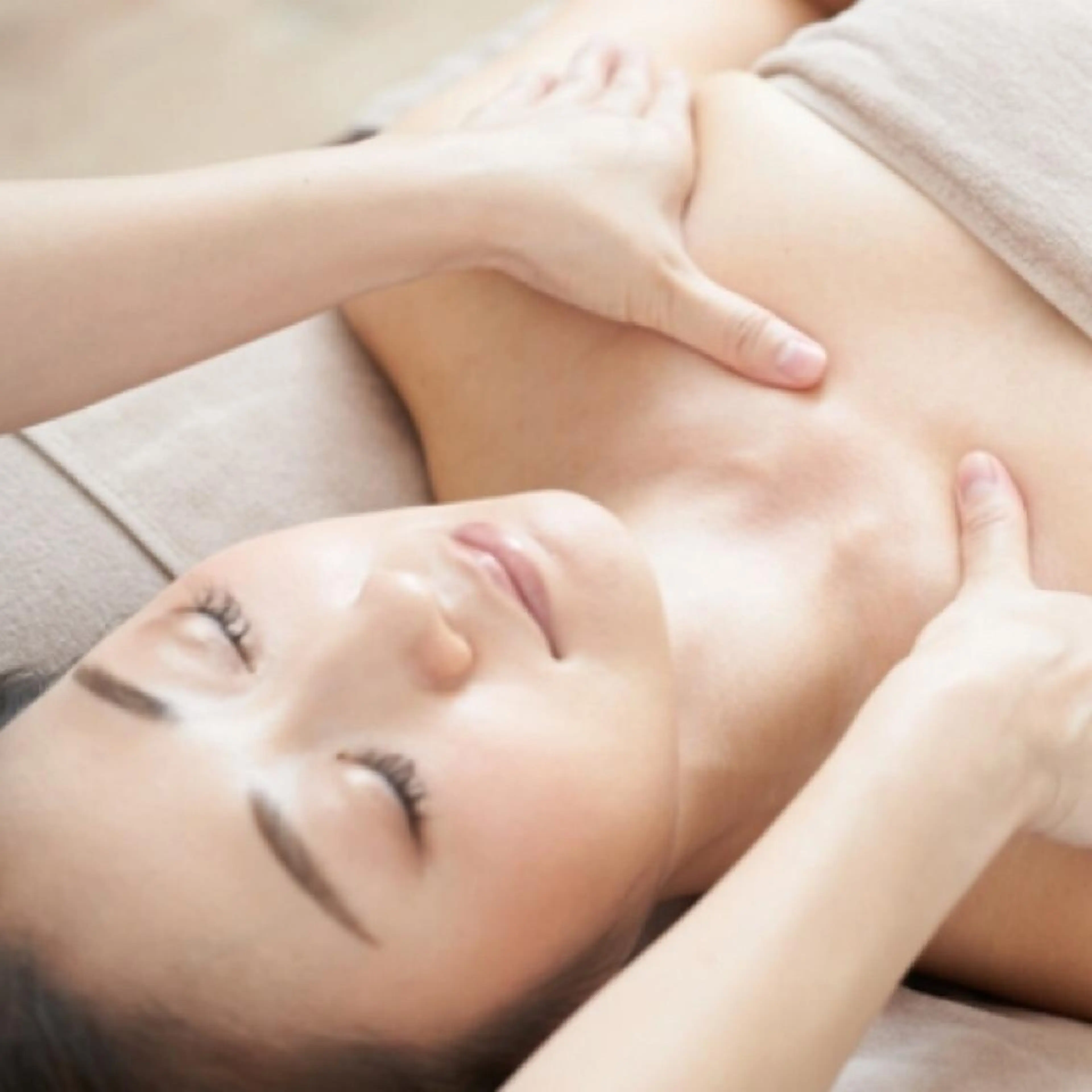 肩・首の凝りがつらい方に人気のコース もちろん気になるお顔のケアもできますの写真