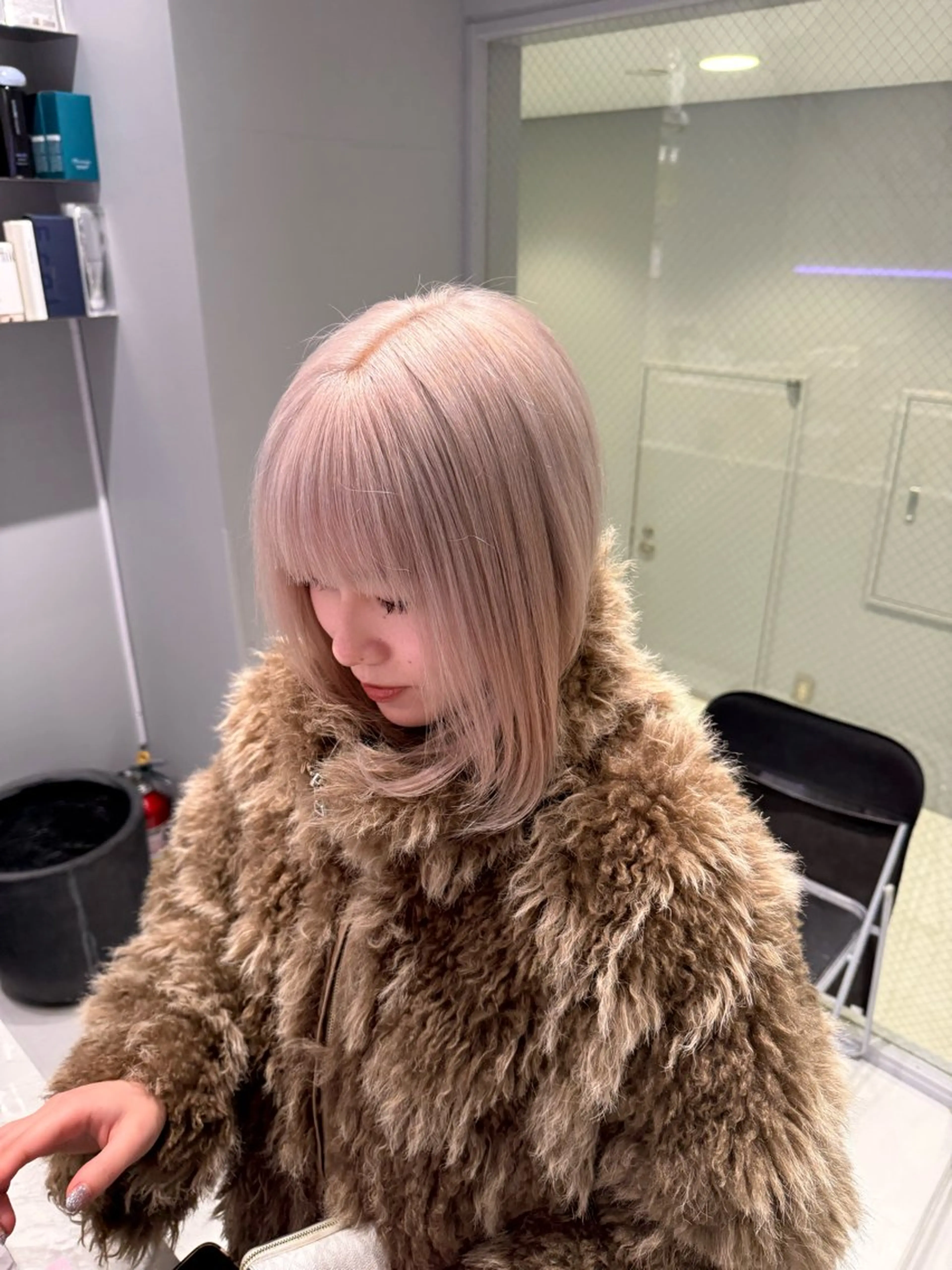 ミディアム カラー カット ヘアカラー トリートメント ハイトーンレイヤー 顔まわりSOTAのヘアスタイル