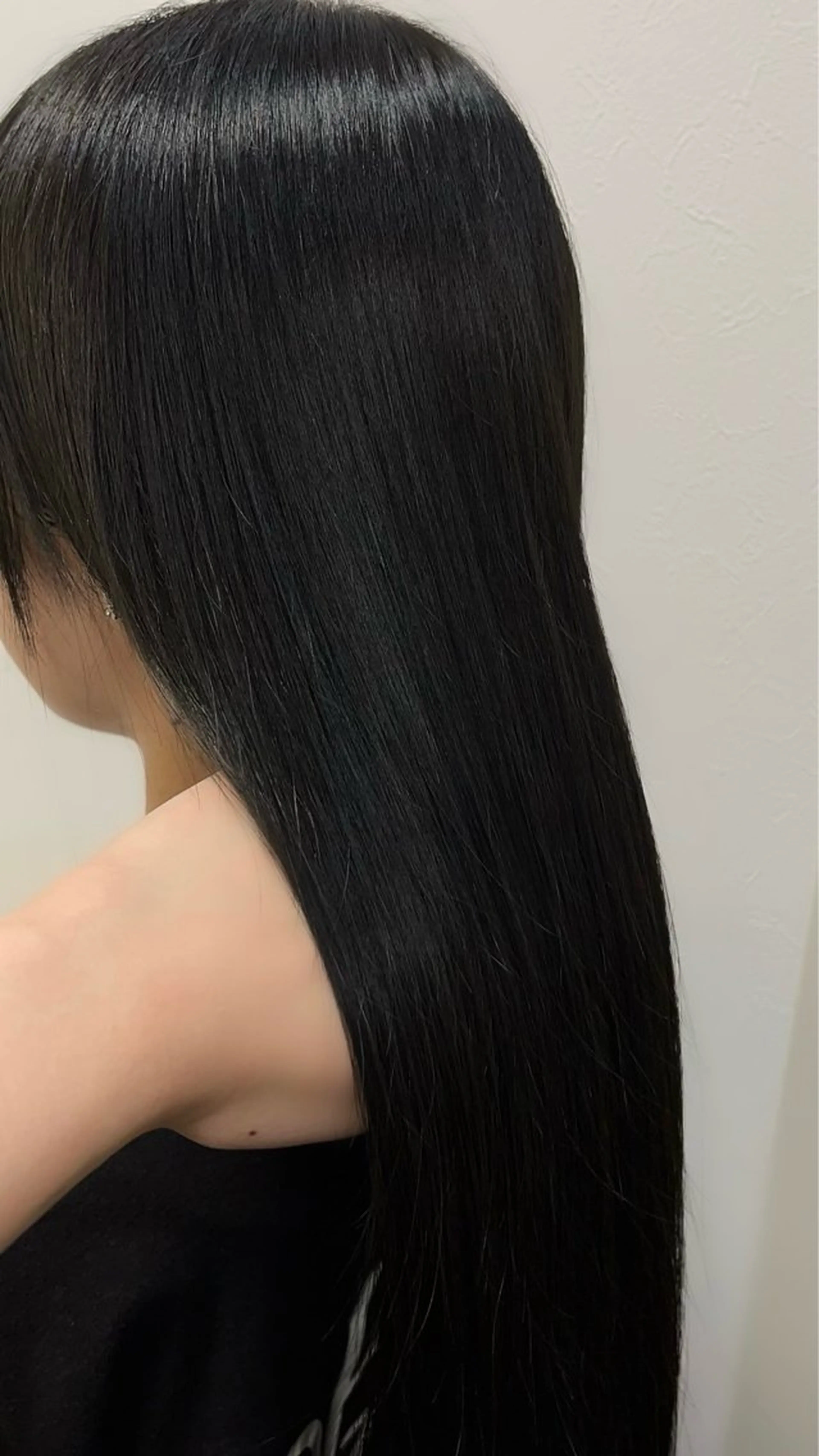 ロング カラー 黒髪 ブルーカラー ブルーブラック ヘアカラー 古賀 桜のヘアスタイル