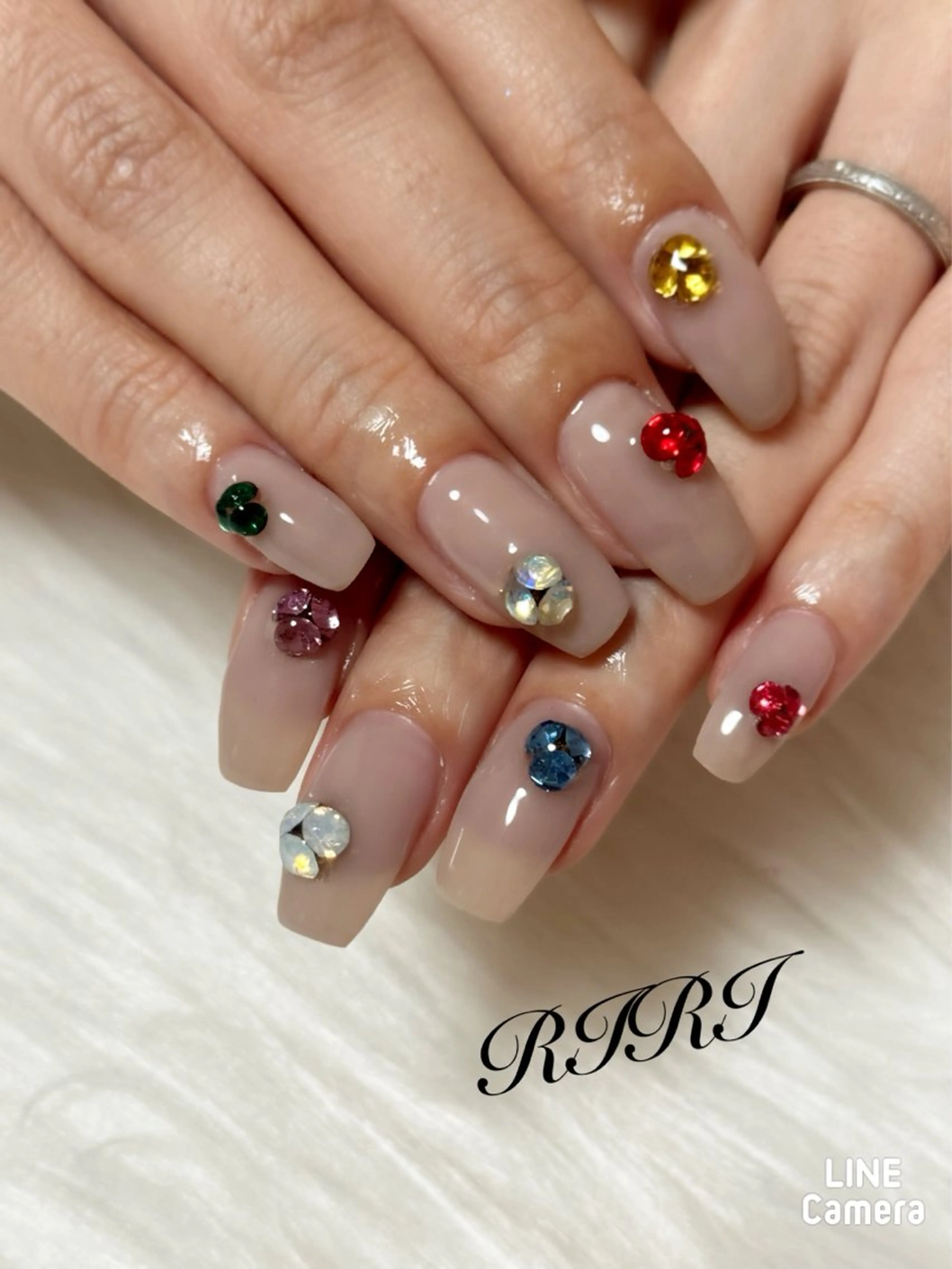 ネイル ジェルネイル キラキラネイル オフィスネイル ショートネイル 冬ネイル ハンドネイル riri オーナーのネイルデザイン