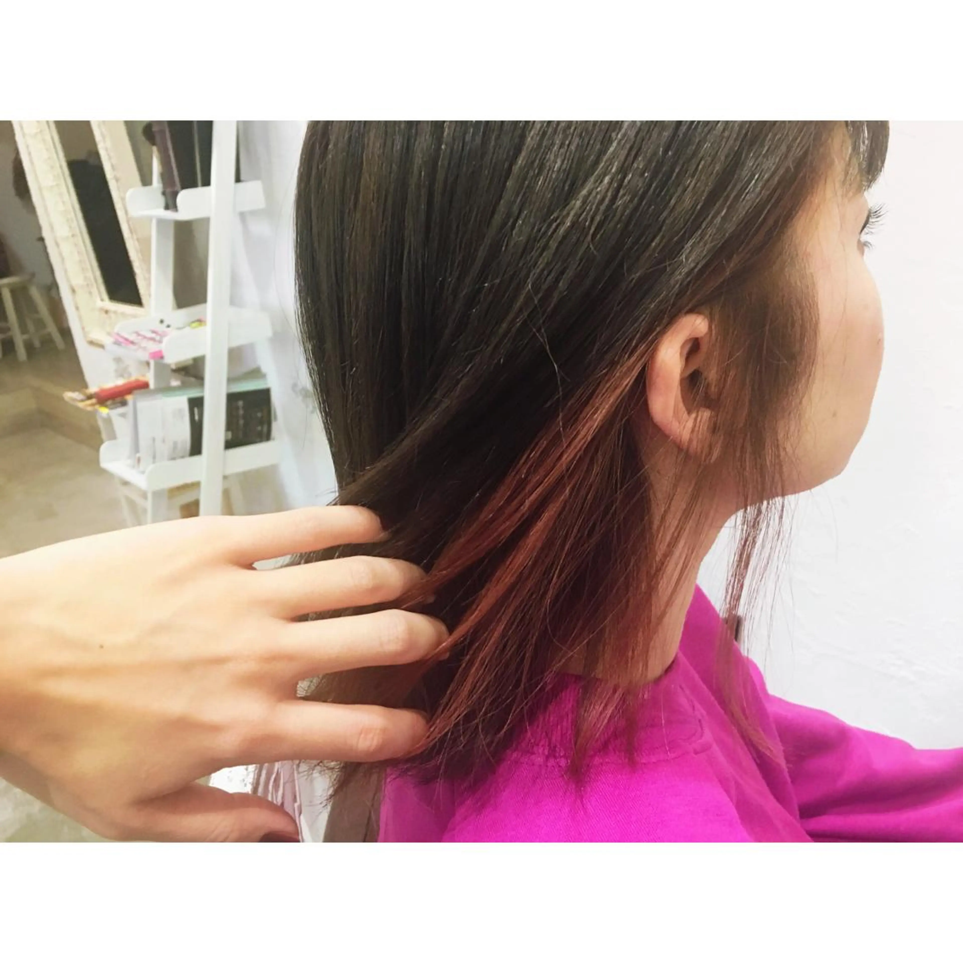 ミディアム カラー グレージュ インナーカラー レッドカラー カット ヘアカラー fio マナミのヘアスタイル