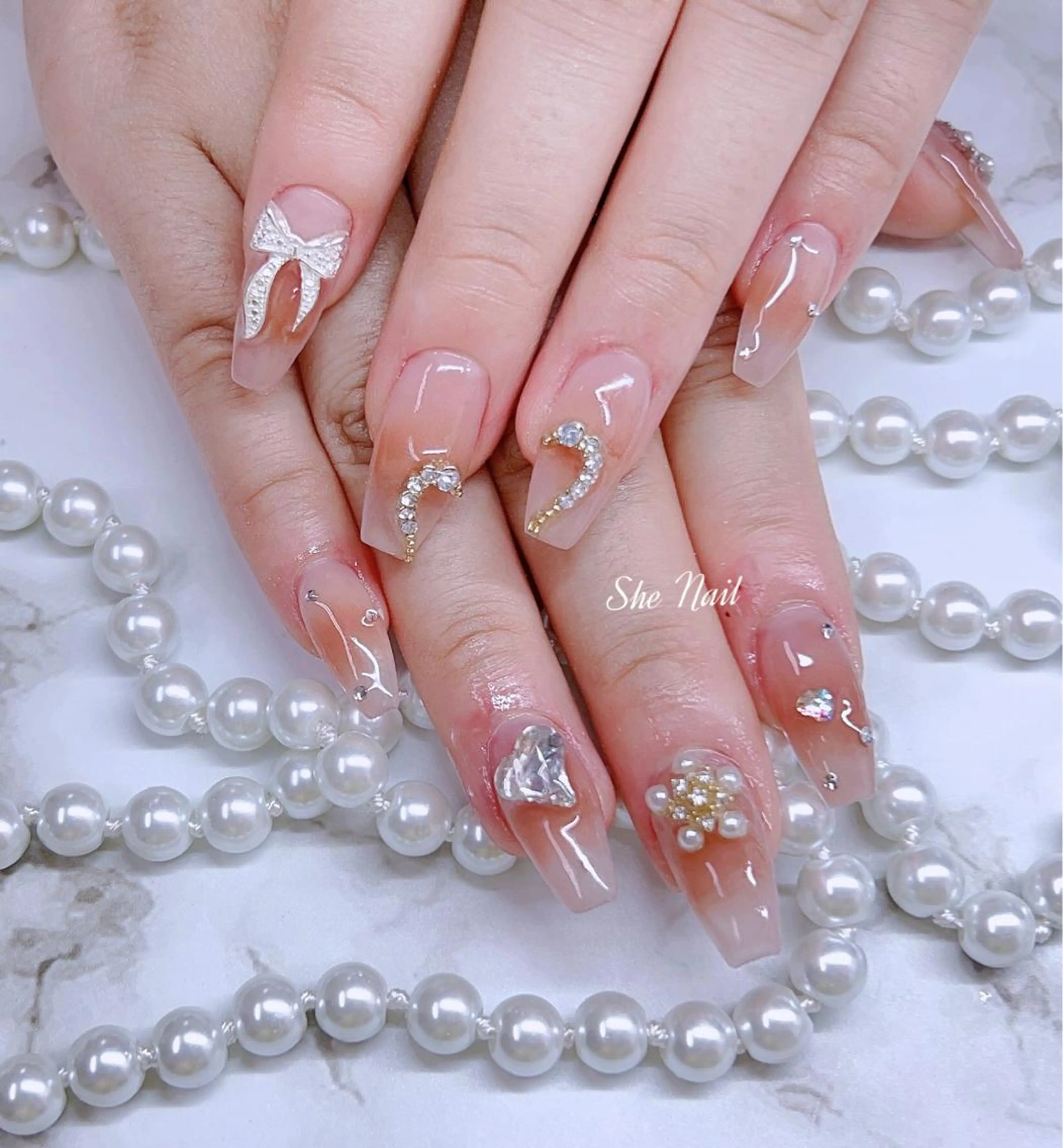 ネイル チークネイル 長さ出し ストーンネイル ネイルチップ ツイードネイル ハンドネイル She   Nail所属・ISA_ BELLAのネイルデザイン