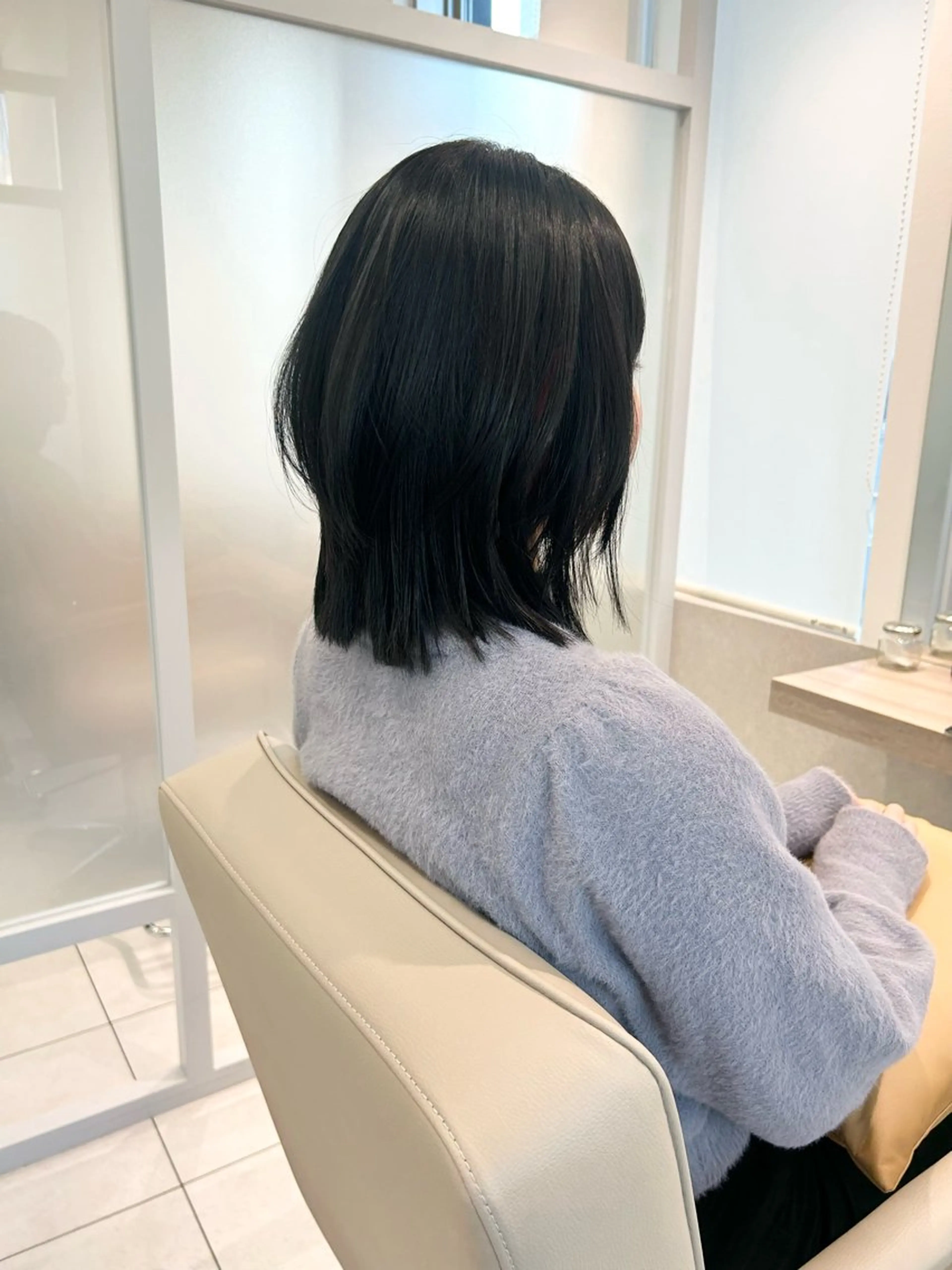 ミディアム ボブ レイヤーカット オリーブ/アッシュ やわらか透明感カラーのヘアスタイル