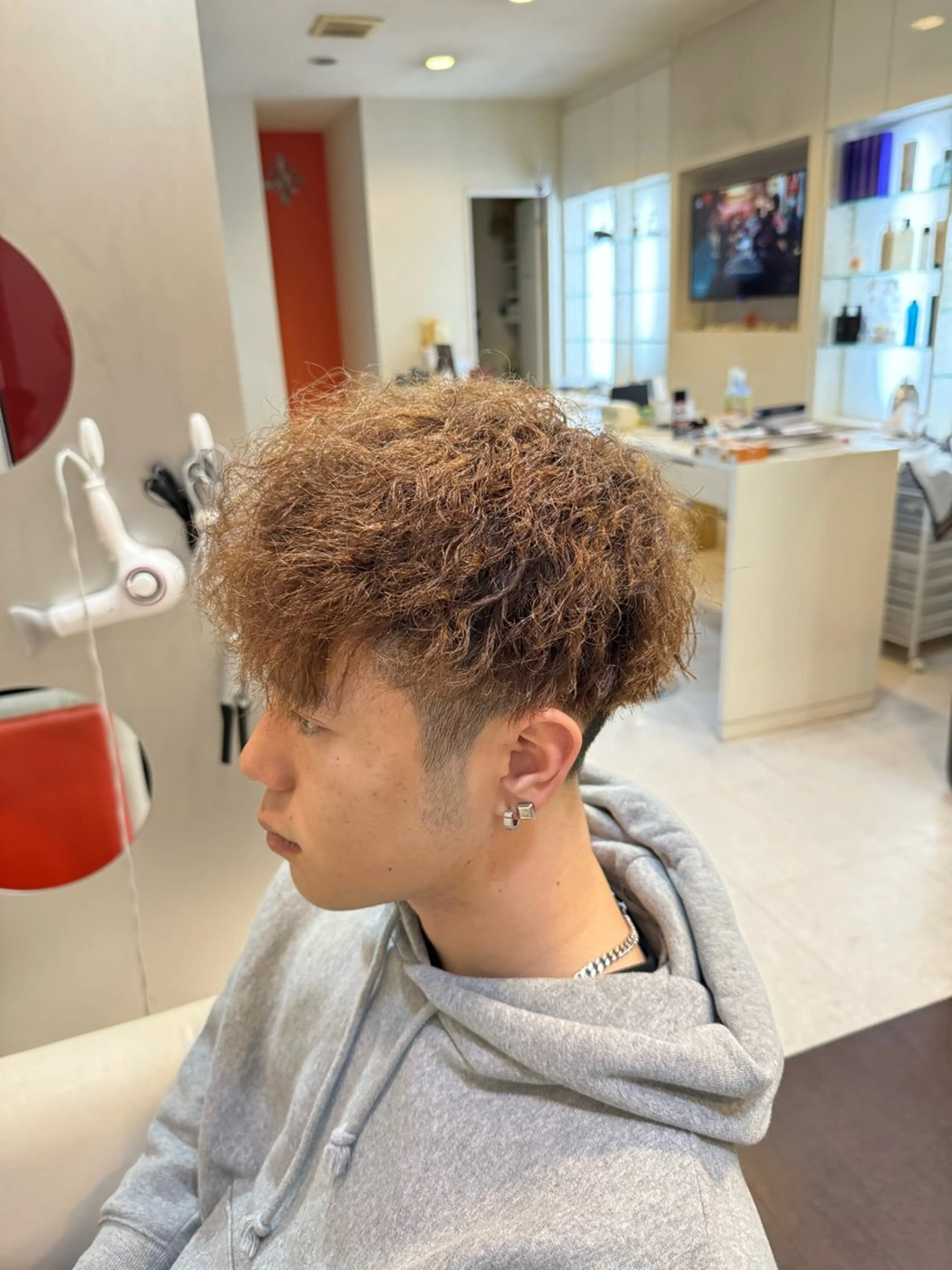 カラー パーマ メンズ メンズブリーチ メンズハイトーン メンズパーマ メンズツイストパーマ アッシュ 長屋 裕也のヘアスタイル