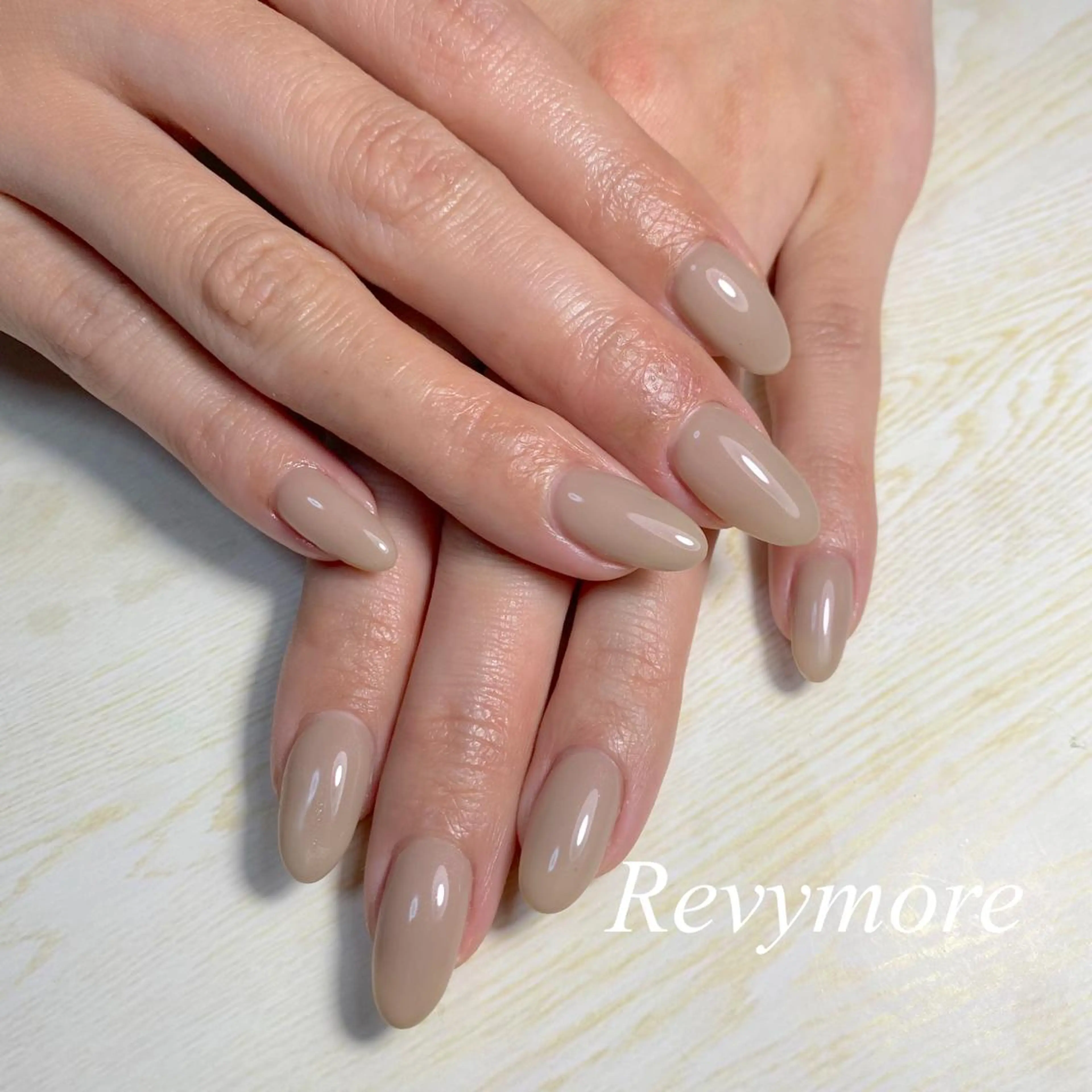 ミディアム ネイル ジェルネイル ニュアンスネイル オフィスネイル ワンカラーネイル シンプルネイル nail salon Revymoreのネイルデザイン