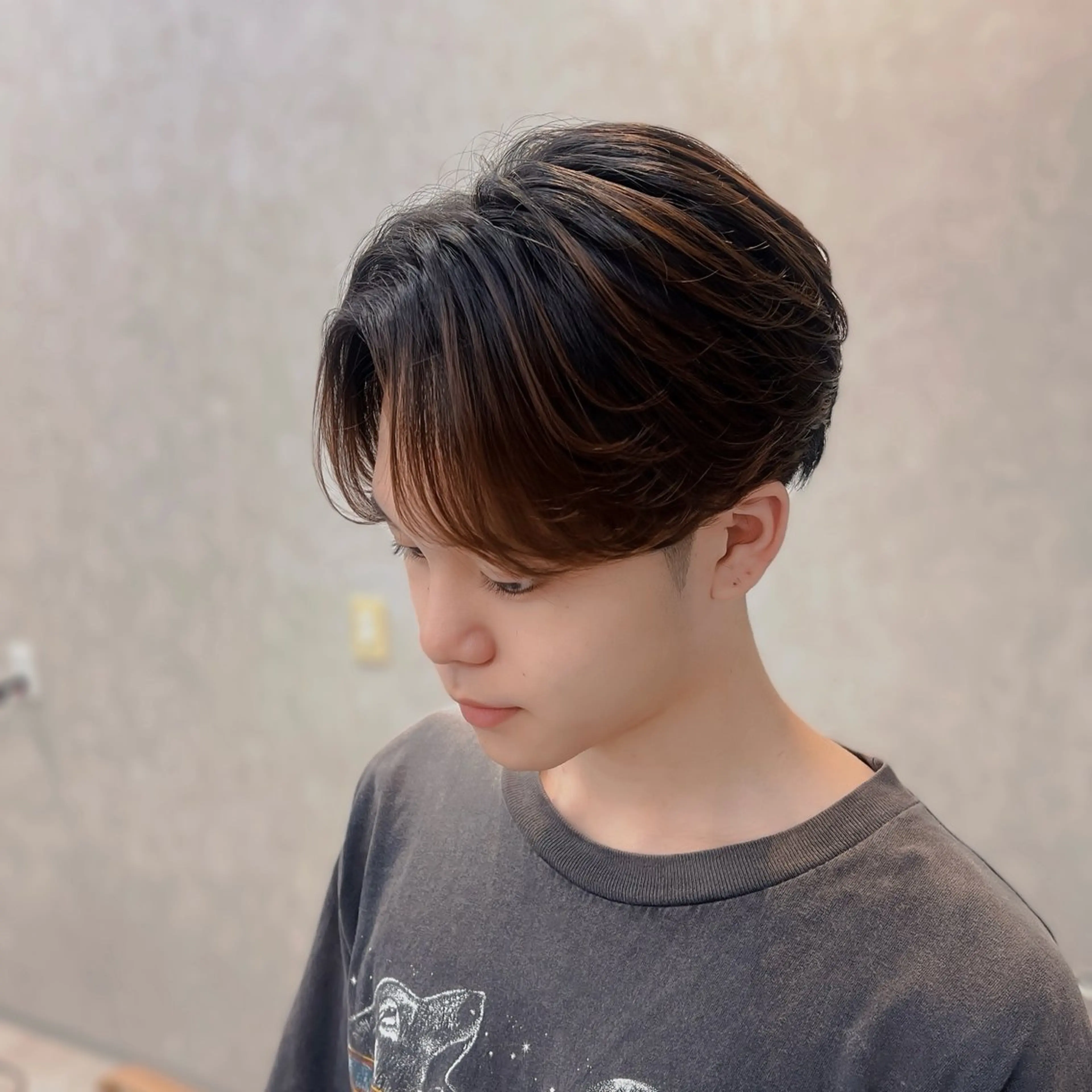 ミディアム メンズ センターパート フェザー/ゆるふわ パーマ/鐘ヶ江 航青のヘアスタイル