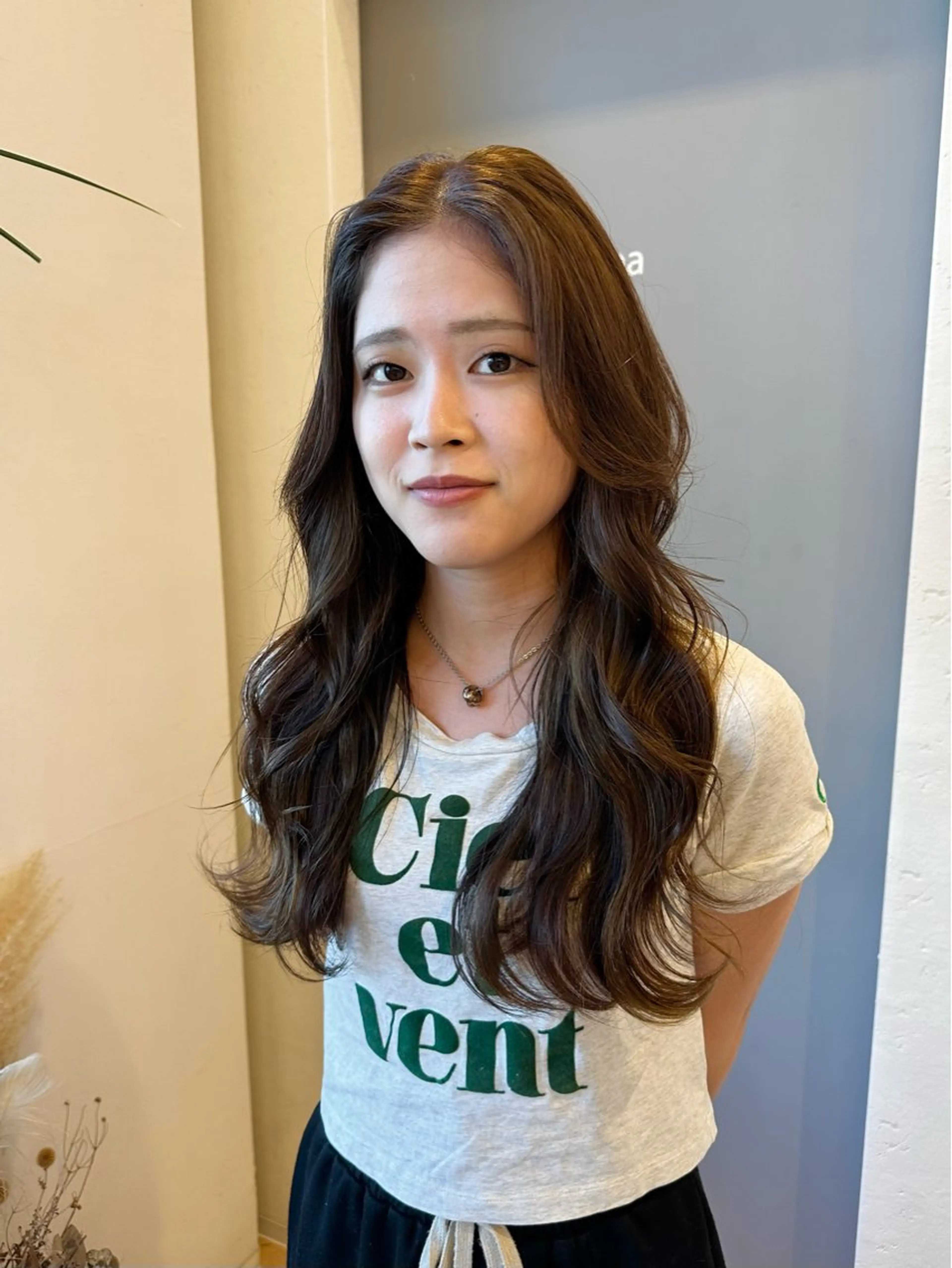 ロング カラー ブラウンカラー くすみブラウン 中西 未有のヘアスタイル