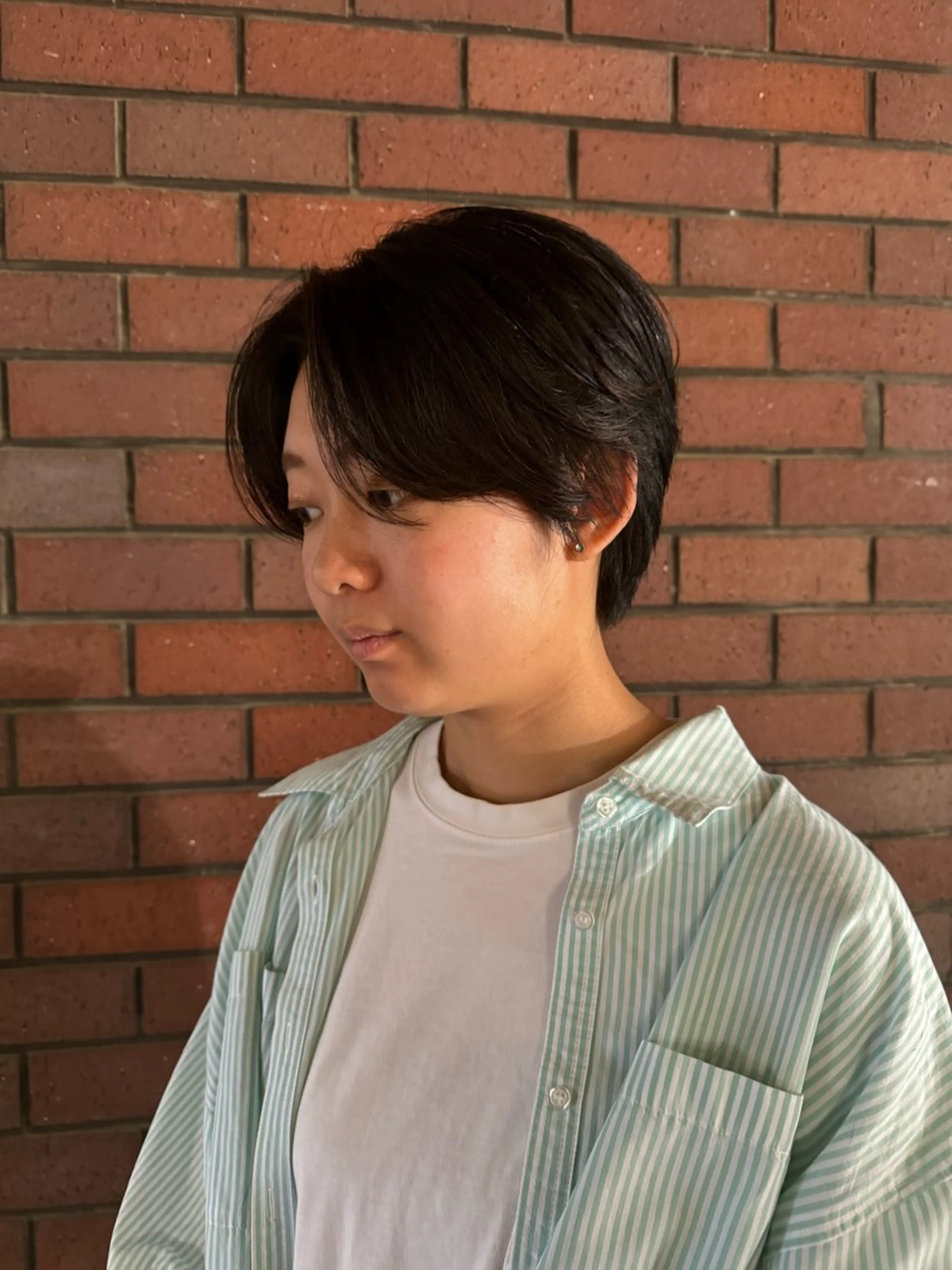 ショート ブリーチカラー/ブロ ンドレイヤーカットのヘアスタイル