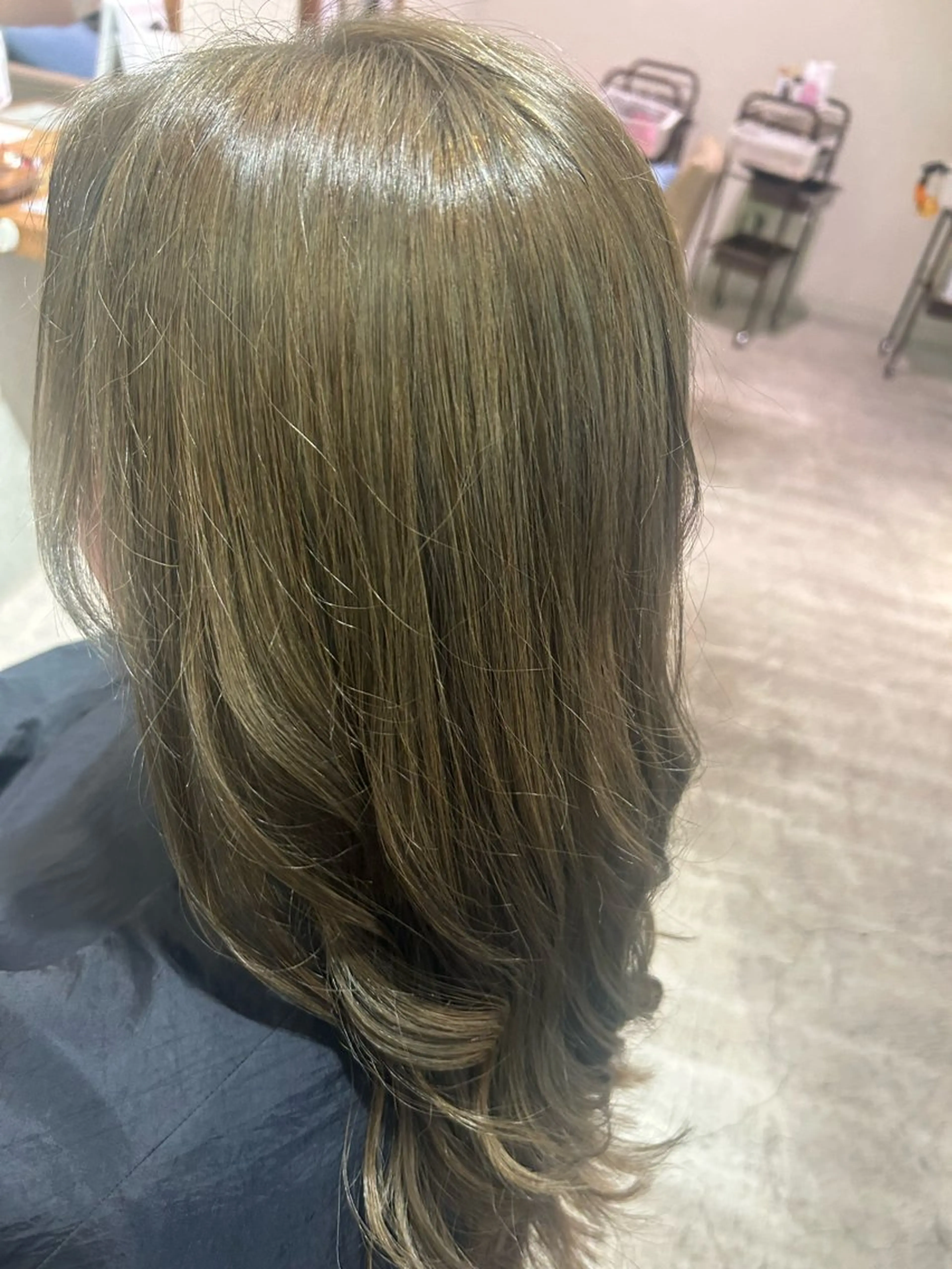 カラー ブリーチ グレージュ 濱崎 めいのヘアスタイル
