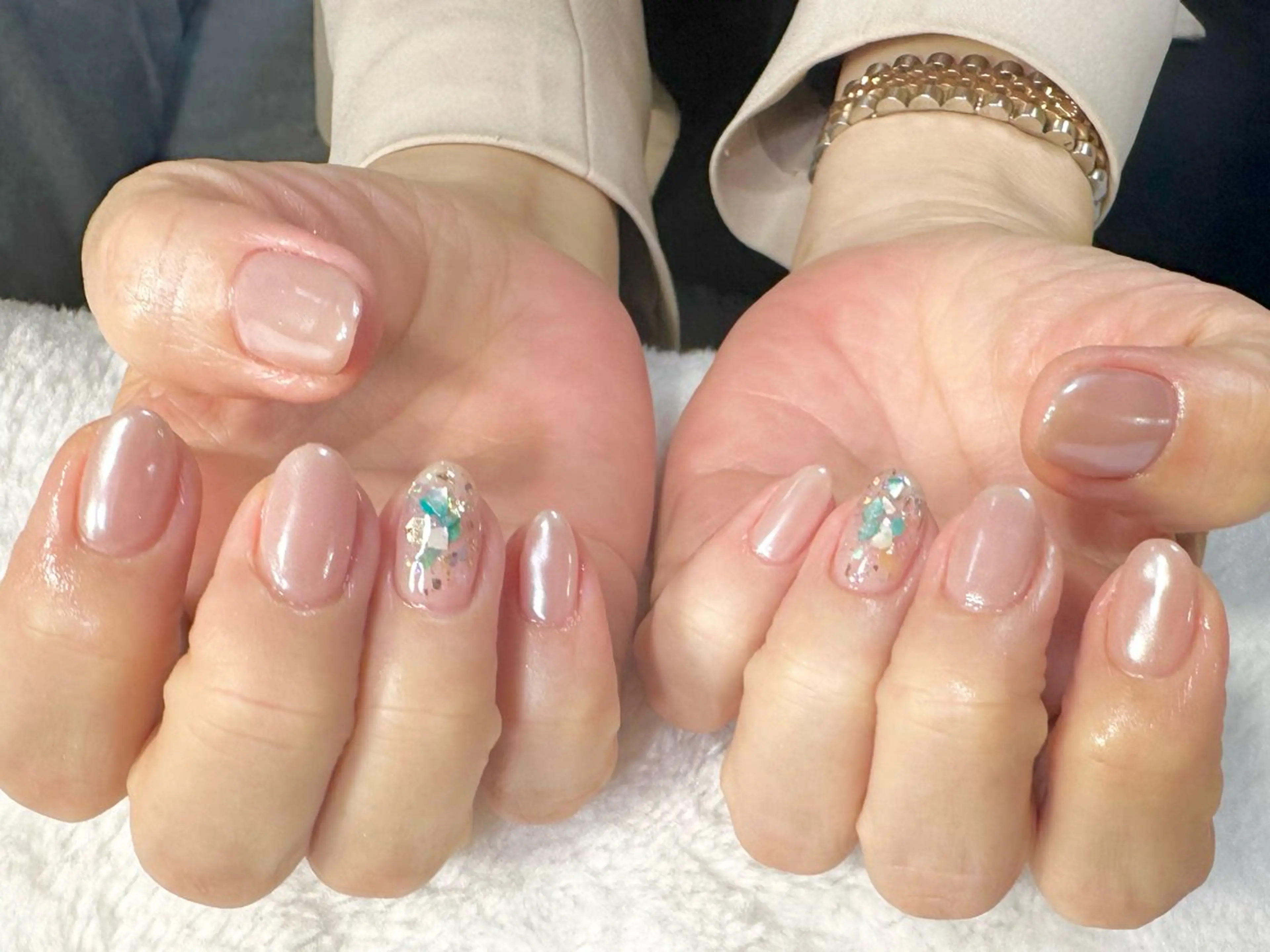 ネイル グリーン キラキラネイル ミラーネイル ピンク ピンクベージュ 手塚 里奈のネイルデザイン