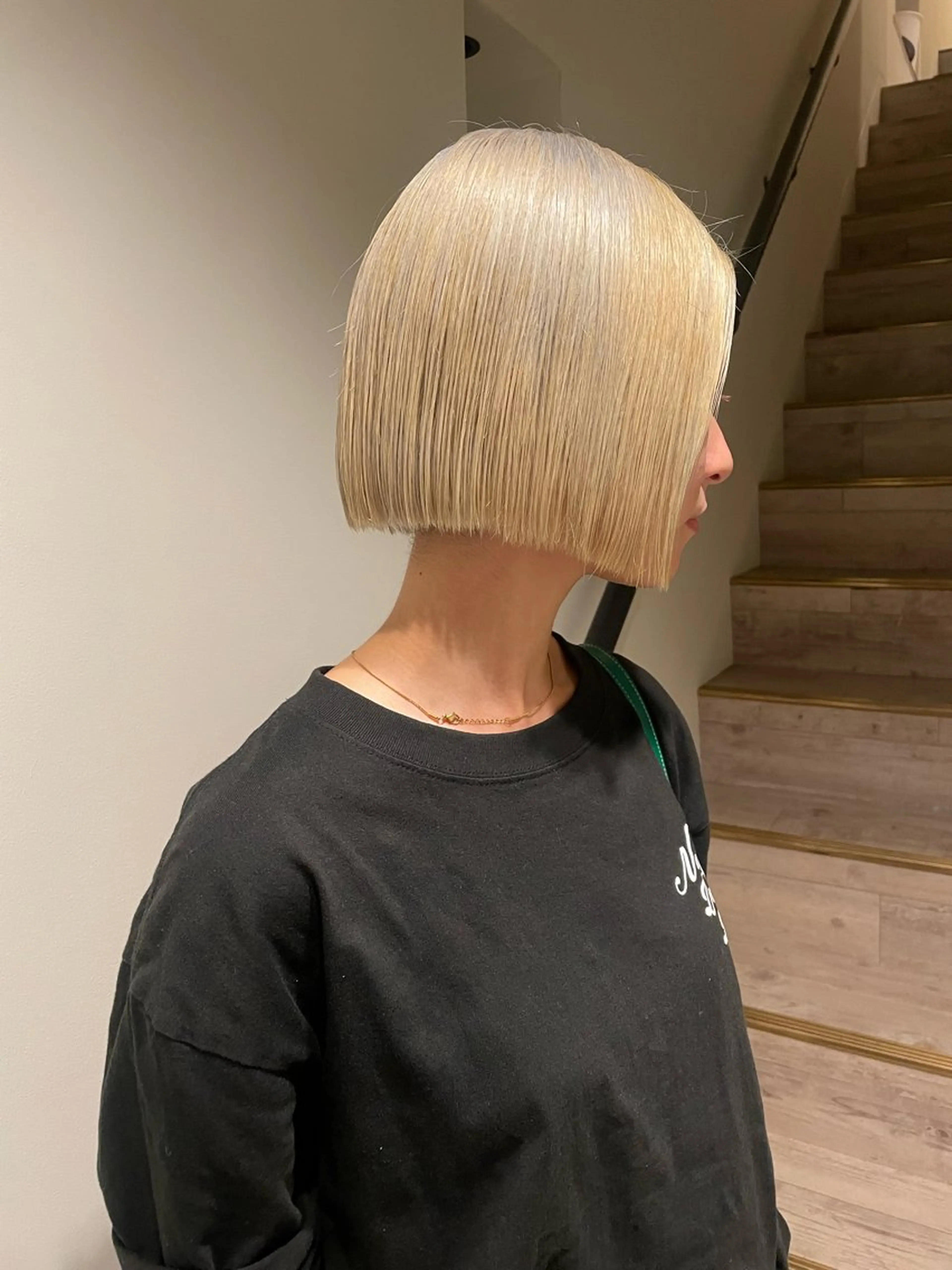 ショート カラー 抜きっぱなしブロンド ヘアカラー 渋谷 留菜のヘアスタイル