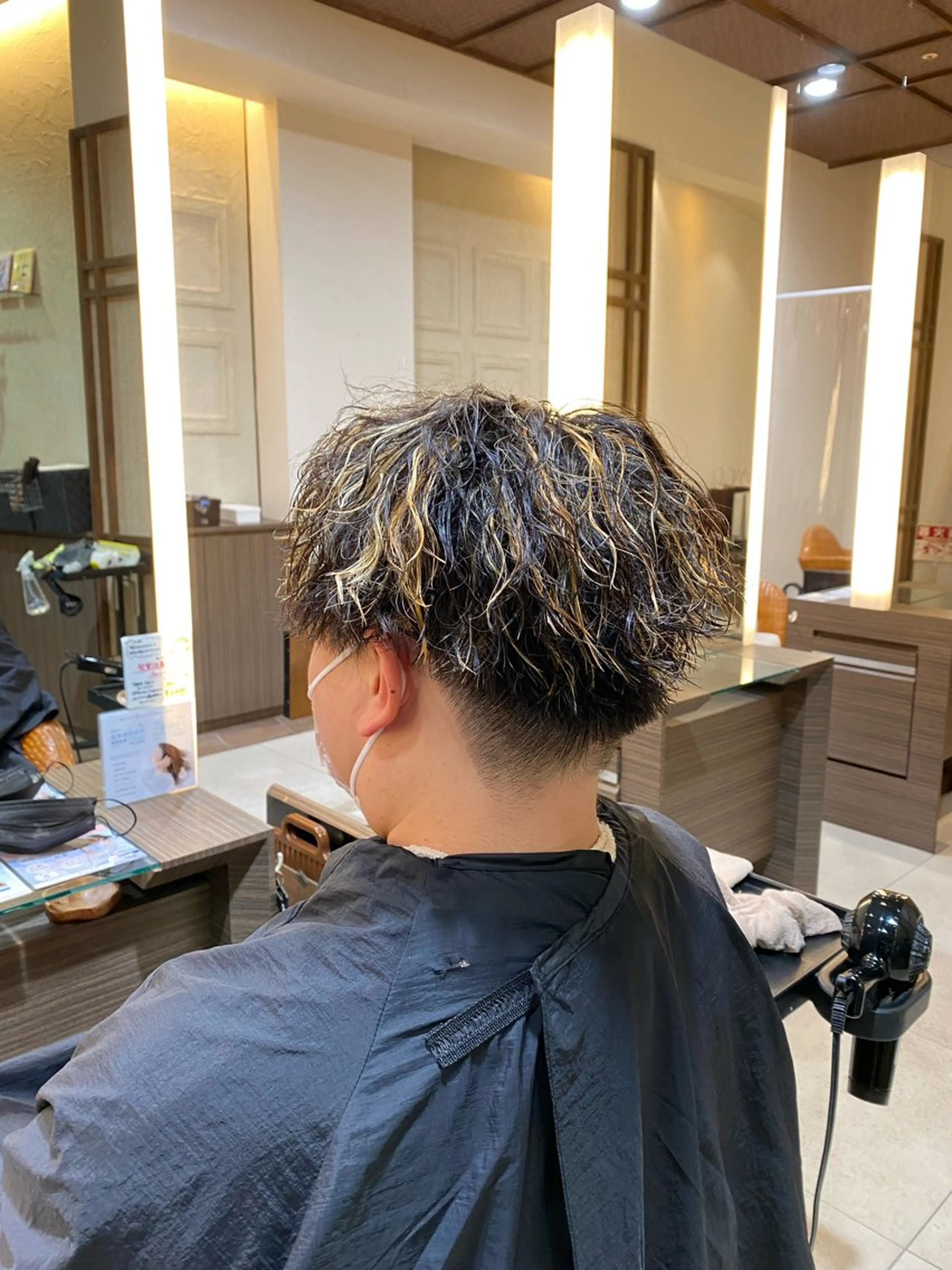 カラー パーマ メンズ カット ヘアカラー スパイラル波巻き パーマ井本汰壱のヘアスタイル