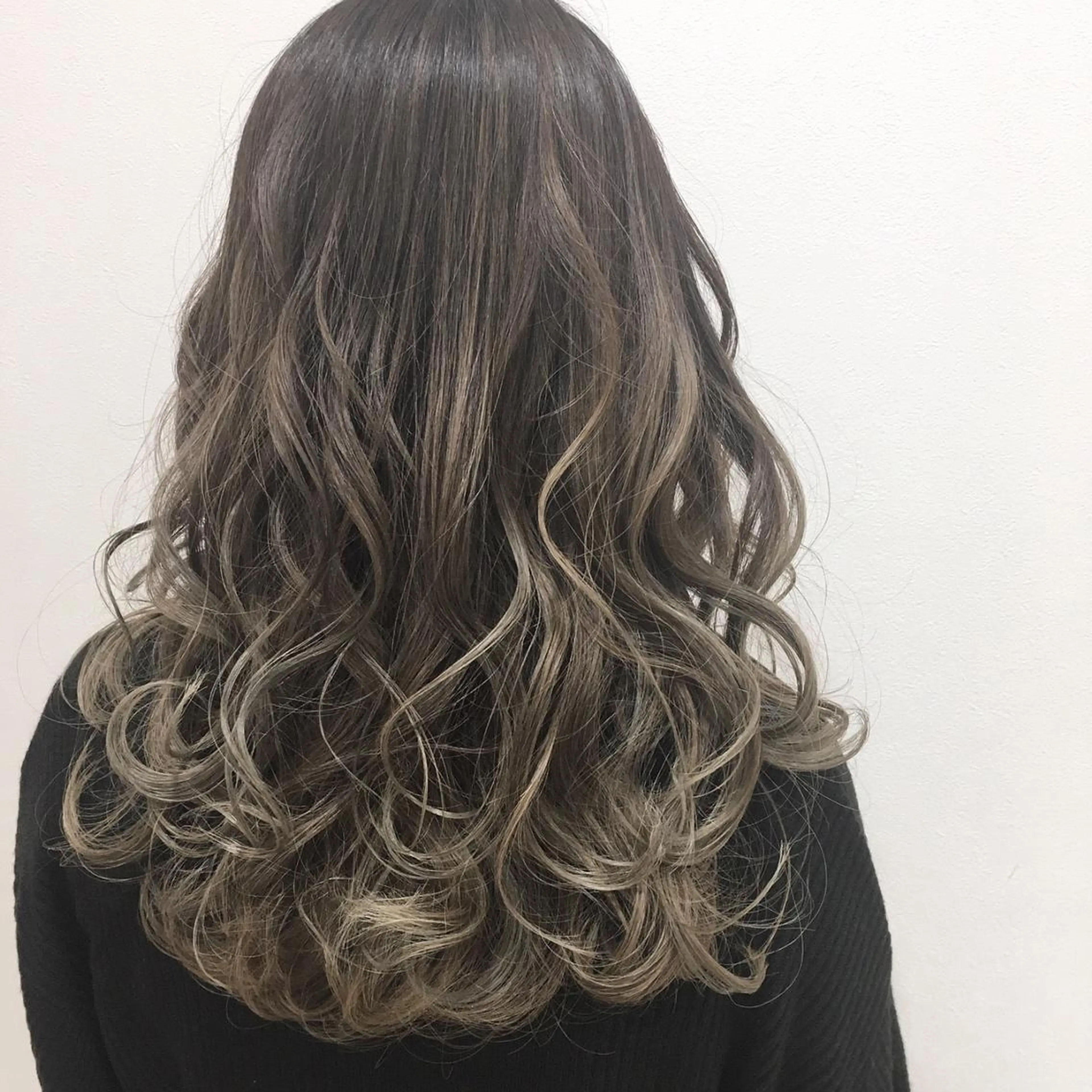 ミディアム 鈴木 奈波のヘアスタイル