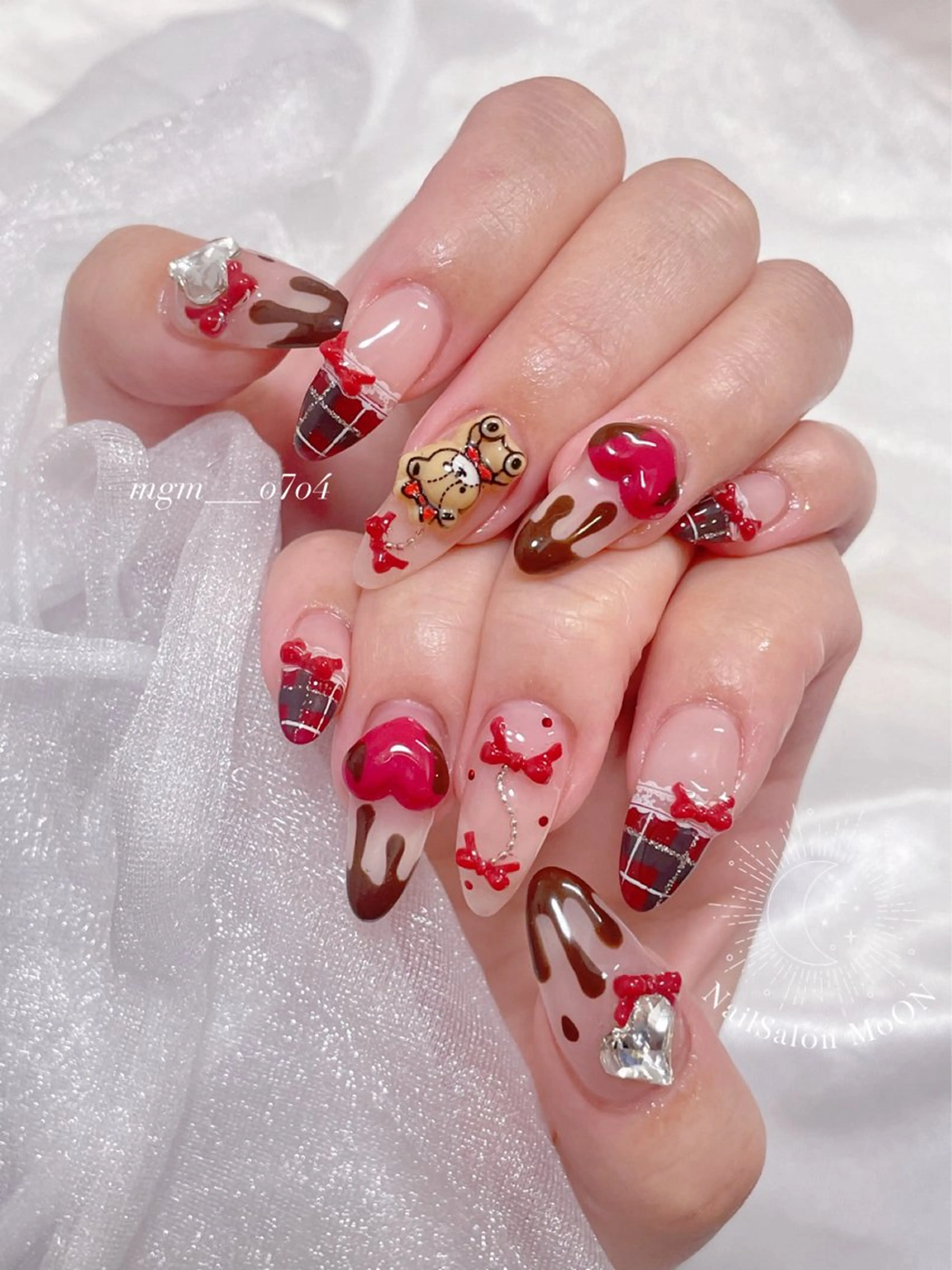 MoON...❤︎ MeGuのネイルデザイン