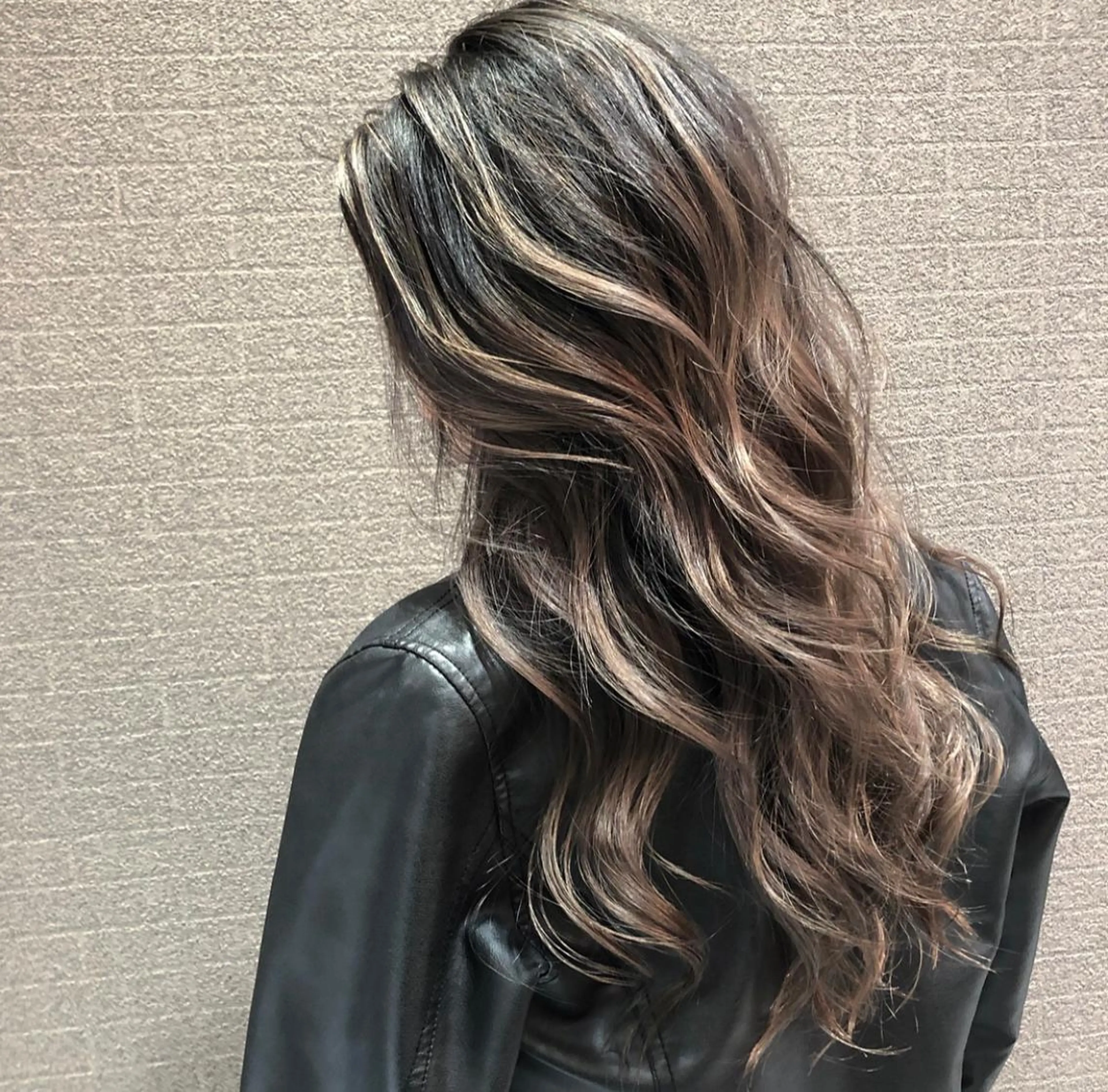 ロング カラー ヘアアレンジ バレイヤージュ デザインカラー グラデーションカラー ハイライトカラー ハイトーンカラー アンドウ ユウ/ レイヤーカット/韓国のヘアスタイル