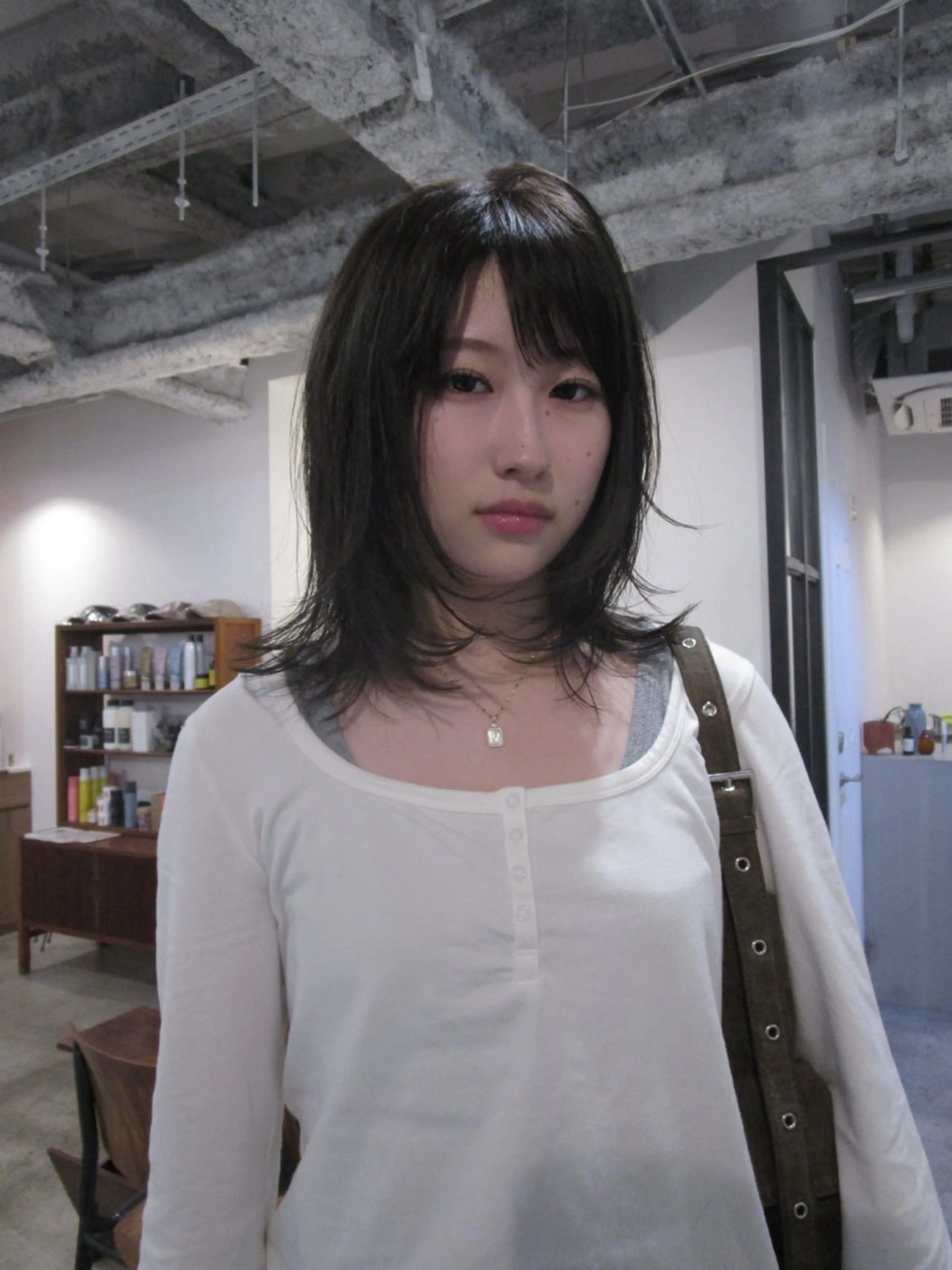 ミディアム カラー ベージュカラー オリーブベージュ 顔まわりレイヤー 顔周りカット レイヤーカット カット ヘアカラー yu maのヘアスタイル