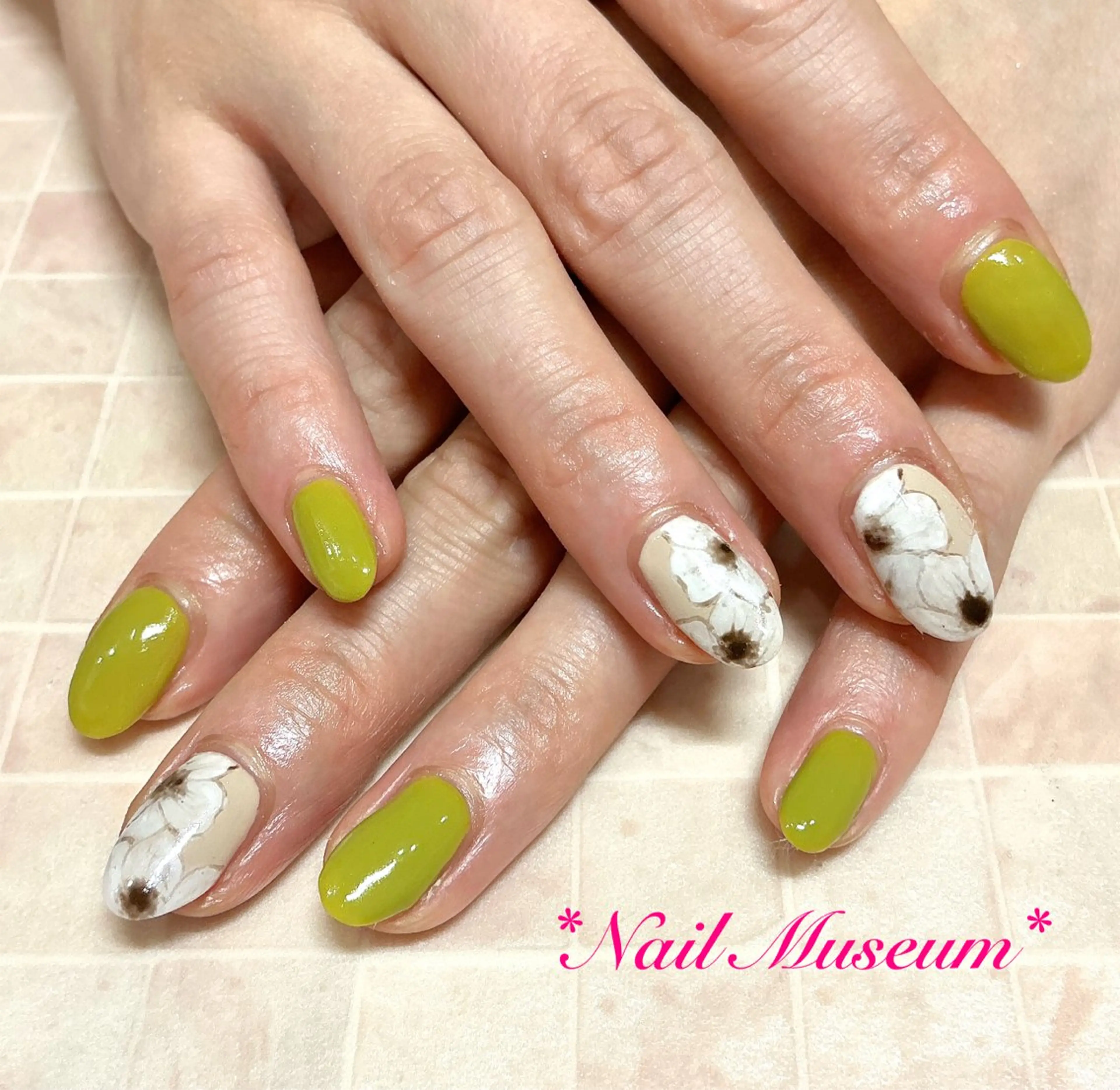 ミディアム マグネットネイル💛 Hayakawaのネイルデザイン