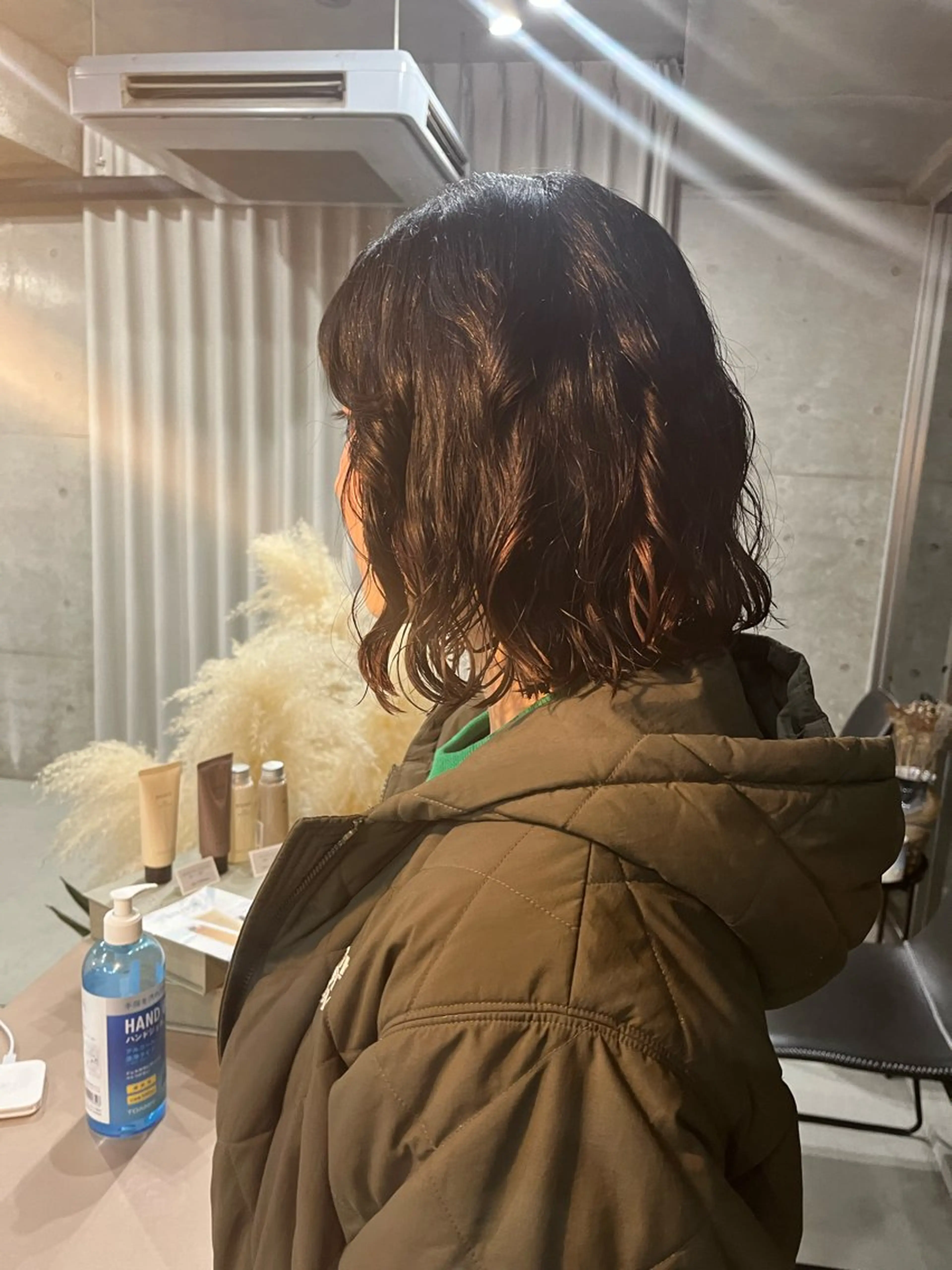 ミディアム パーマ 曲がる縮毛矯正 センターパートのヘアスタイル