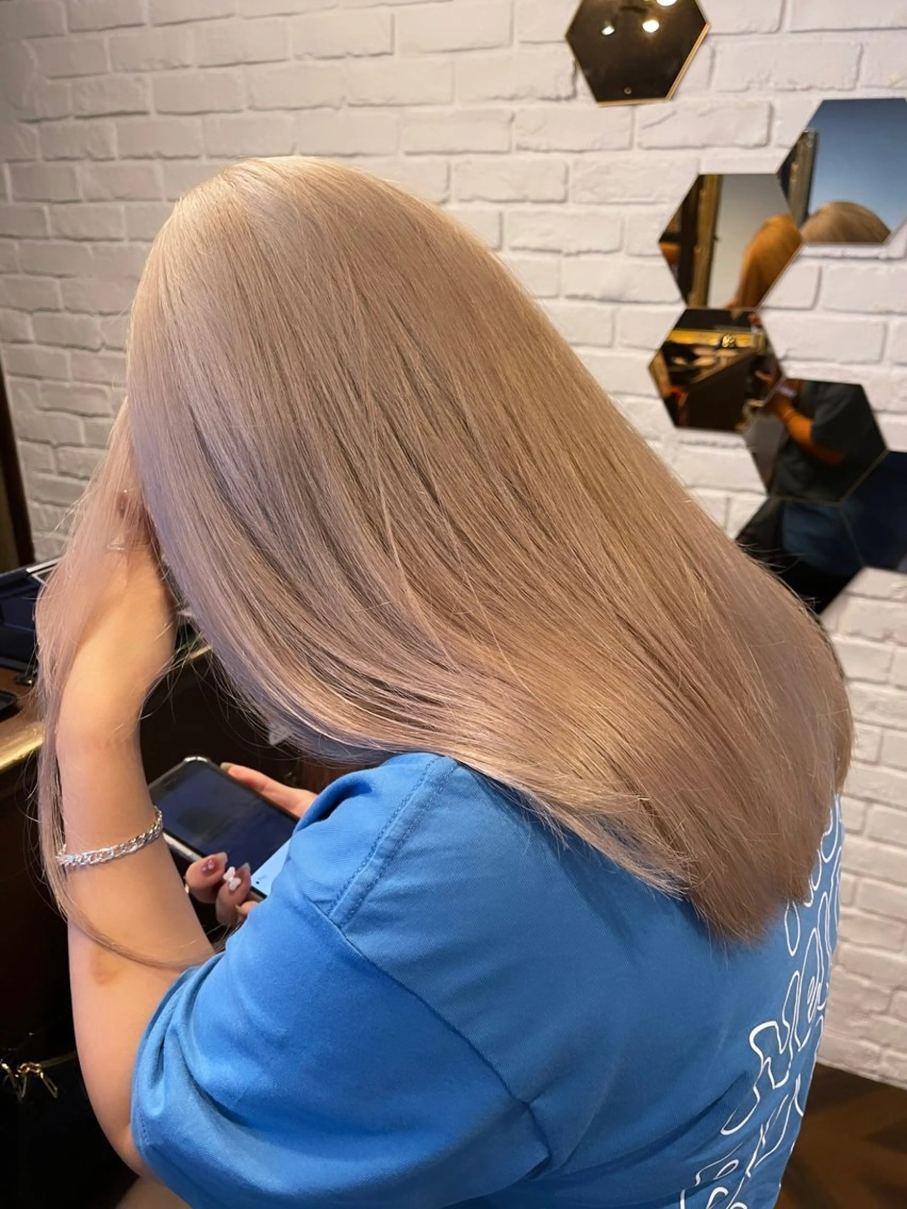 ロング カラー ヘアアレンジ ベージュカラー ブリーチ イヤリングカラー ハイトーンカラー ミルクティーベージュ カット ヘアカラー トリートメント 髪質改善/レイヤー 縮毛矯正/ケラチン耀のヘアスタイル