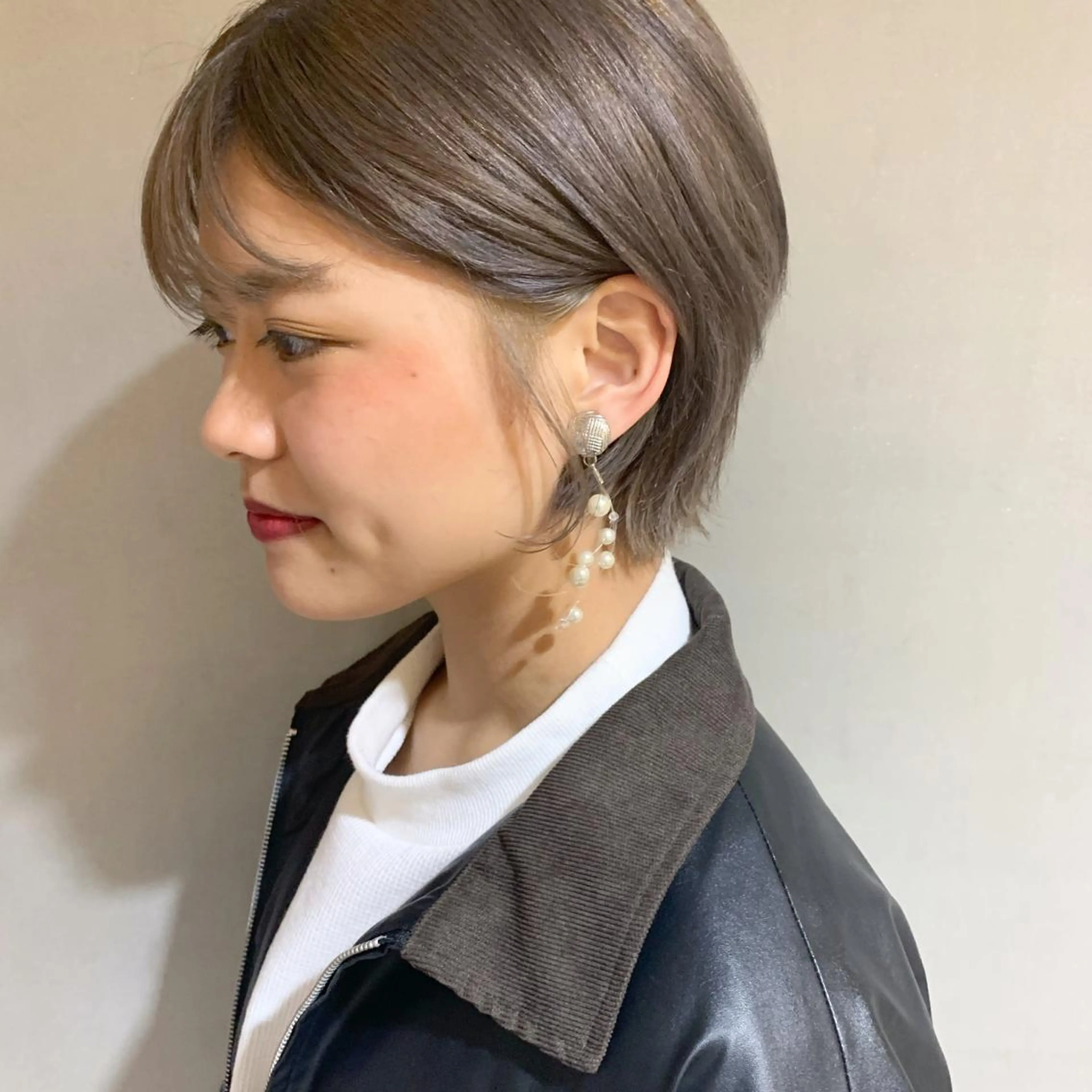 ショート カラー ブリーチ グレージュ ハイトーンカラー ラベンダーカラー ラベンダーグレージュ カット ヘアカラー トリートメント ウルフレイヤーカット /チヒロのヘアスタイル