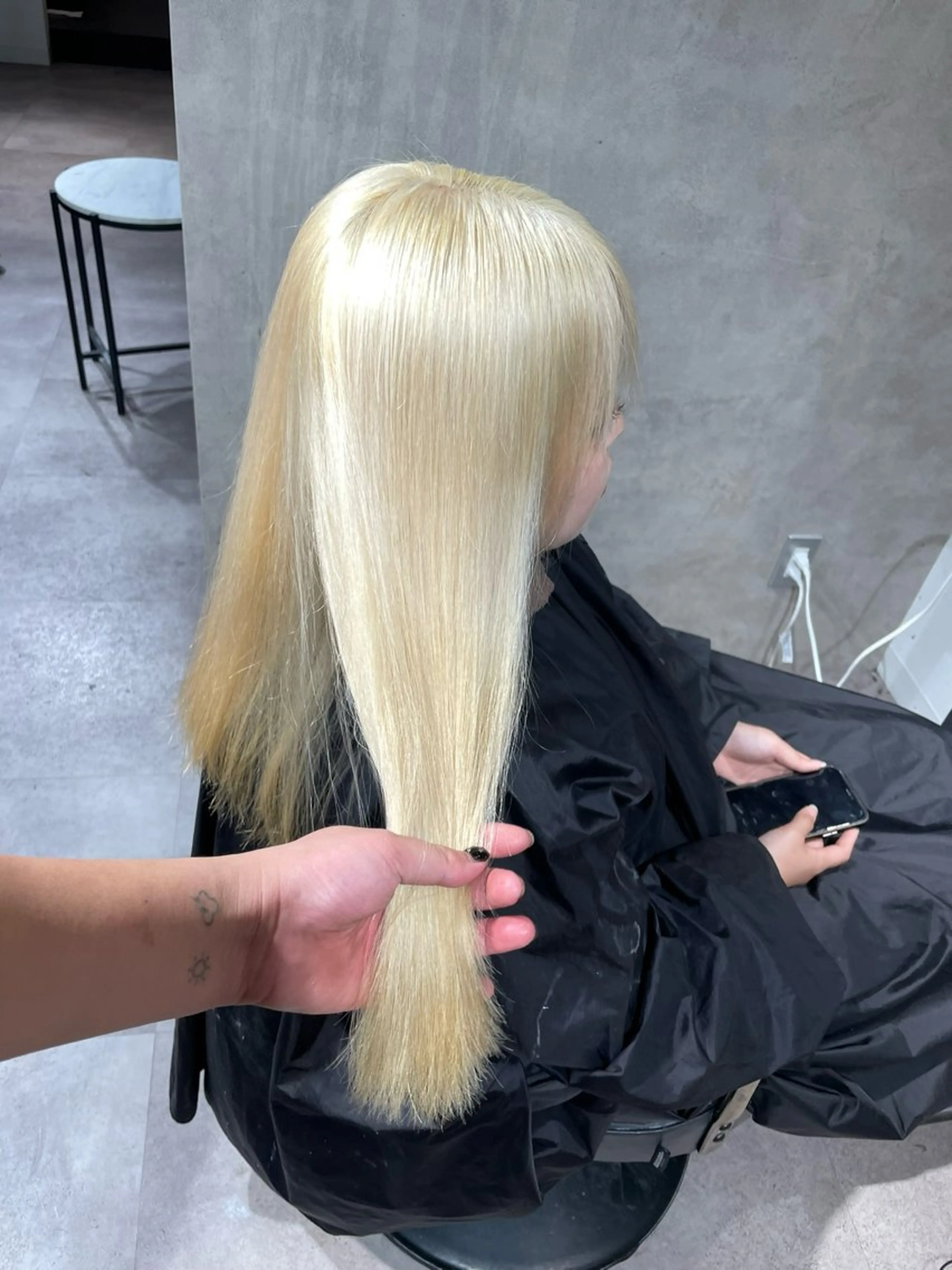 ロング カラー 抜きっぱなしブロンド 🇰🇷ハイトーン× 韓国レイヤー레이어드のヘアスタイル