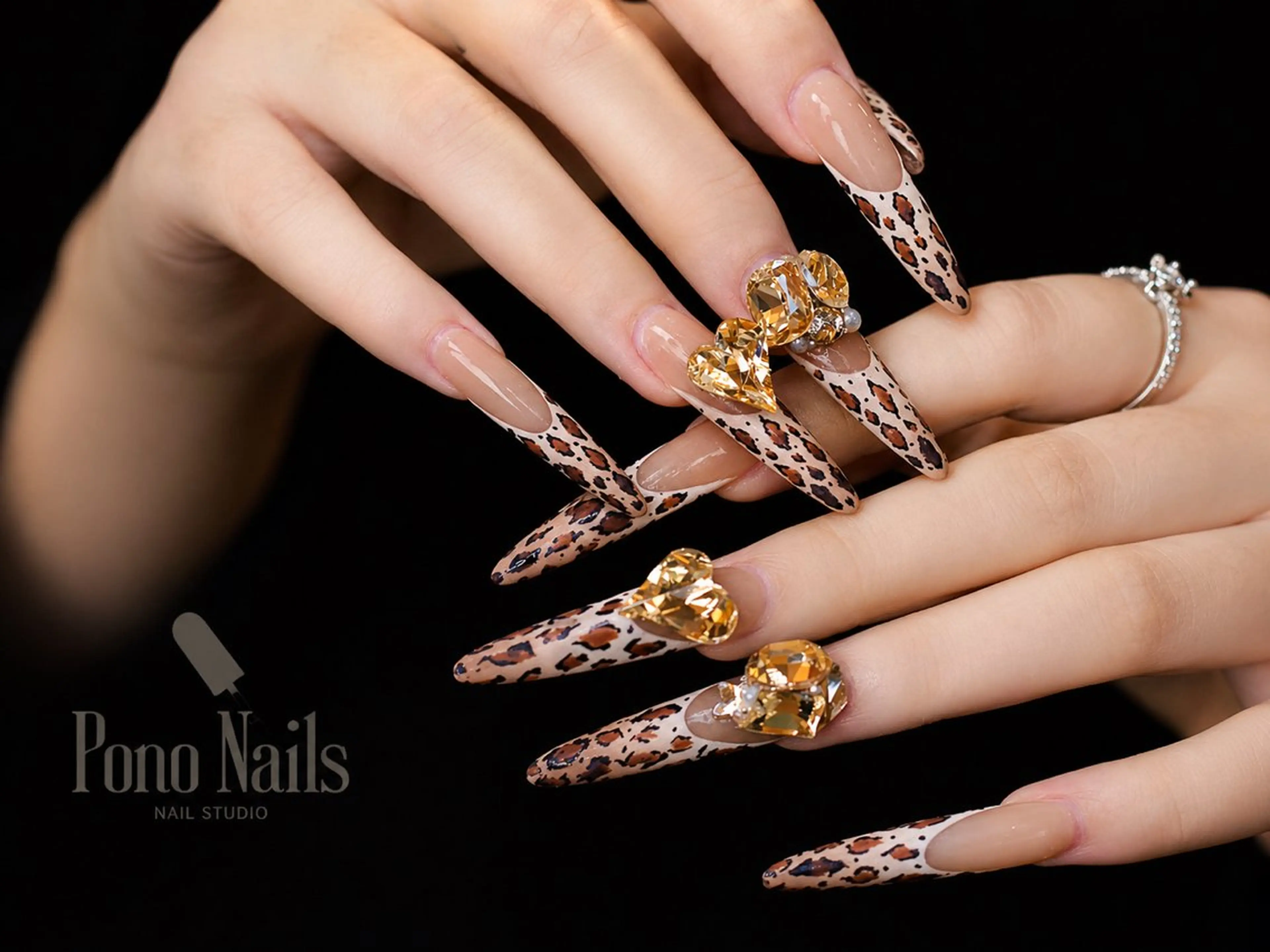 ロング ティキ Pono Nailsのネイルデザイン