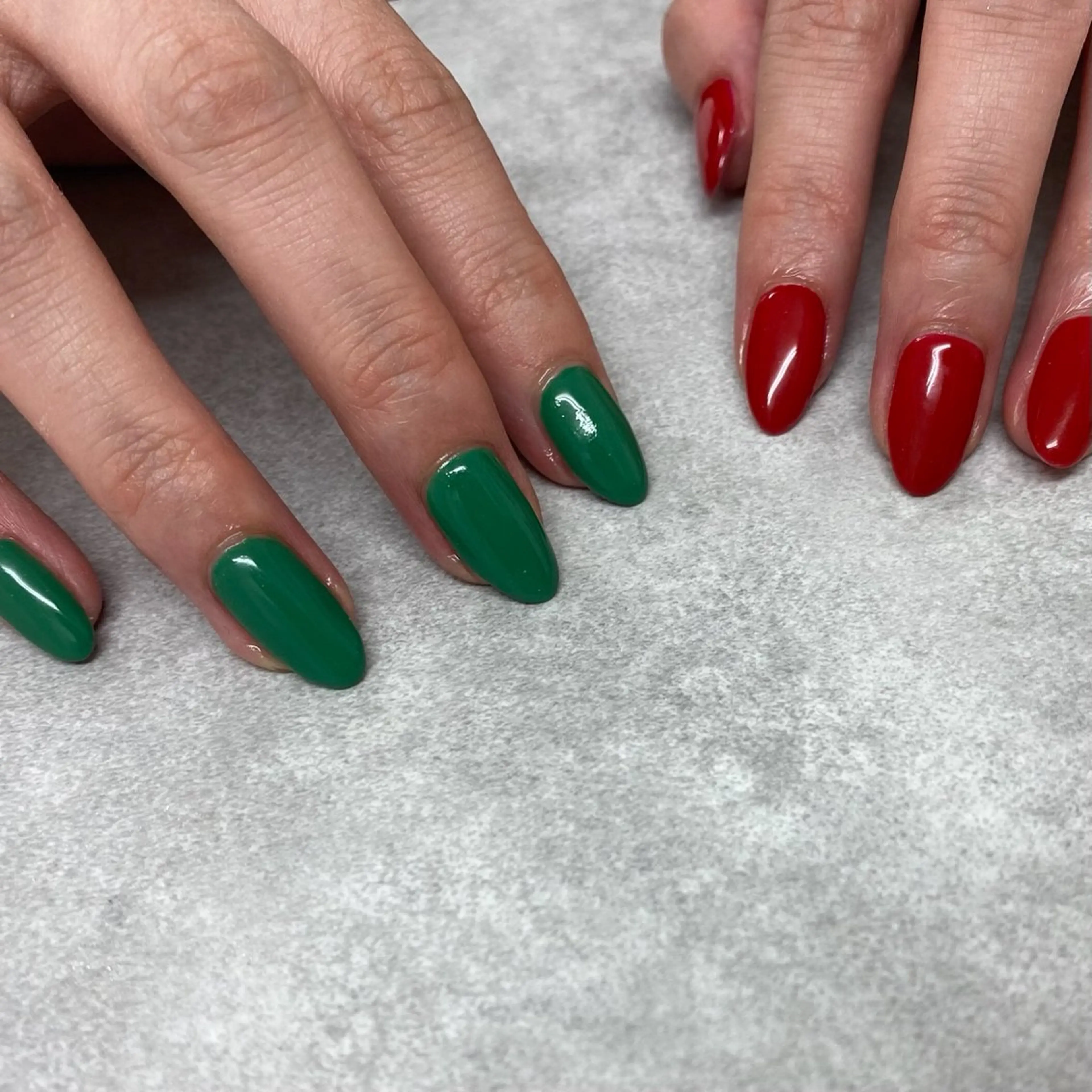ネイル グリーン 赤色 Nailist Yuunaのネイルデザイン