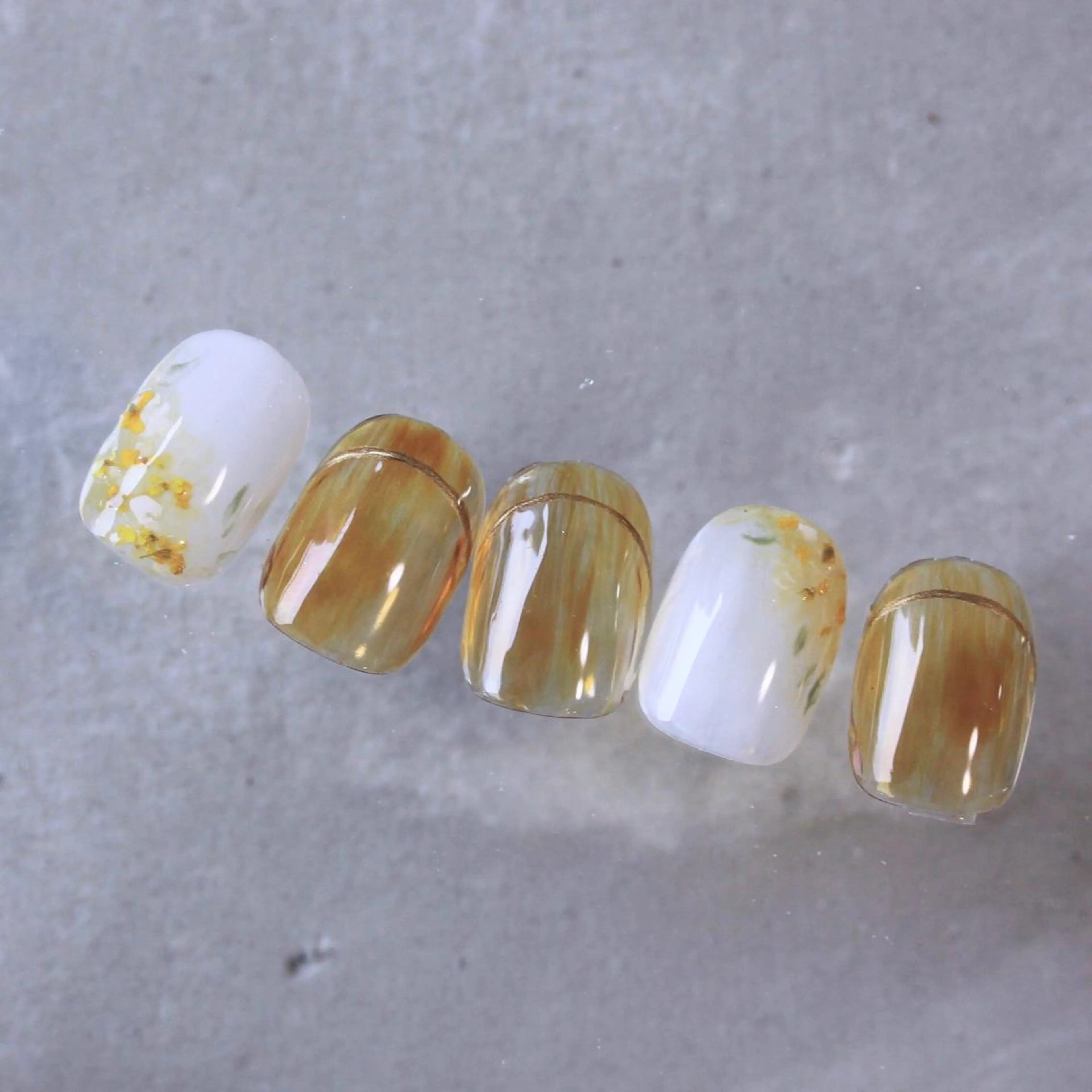 ネイル フレンチネイル ハンドネイル Elio所属・Elio 国泰寺のネイルデザイン