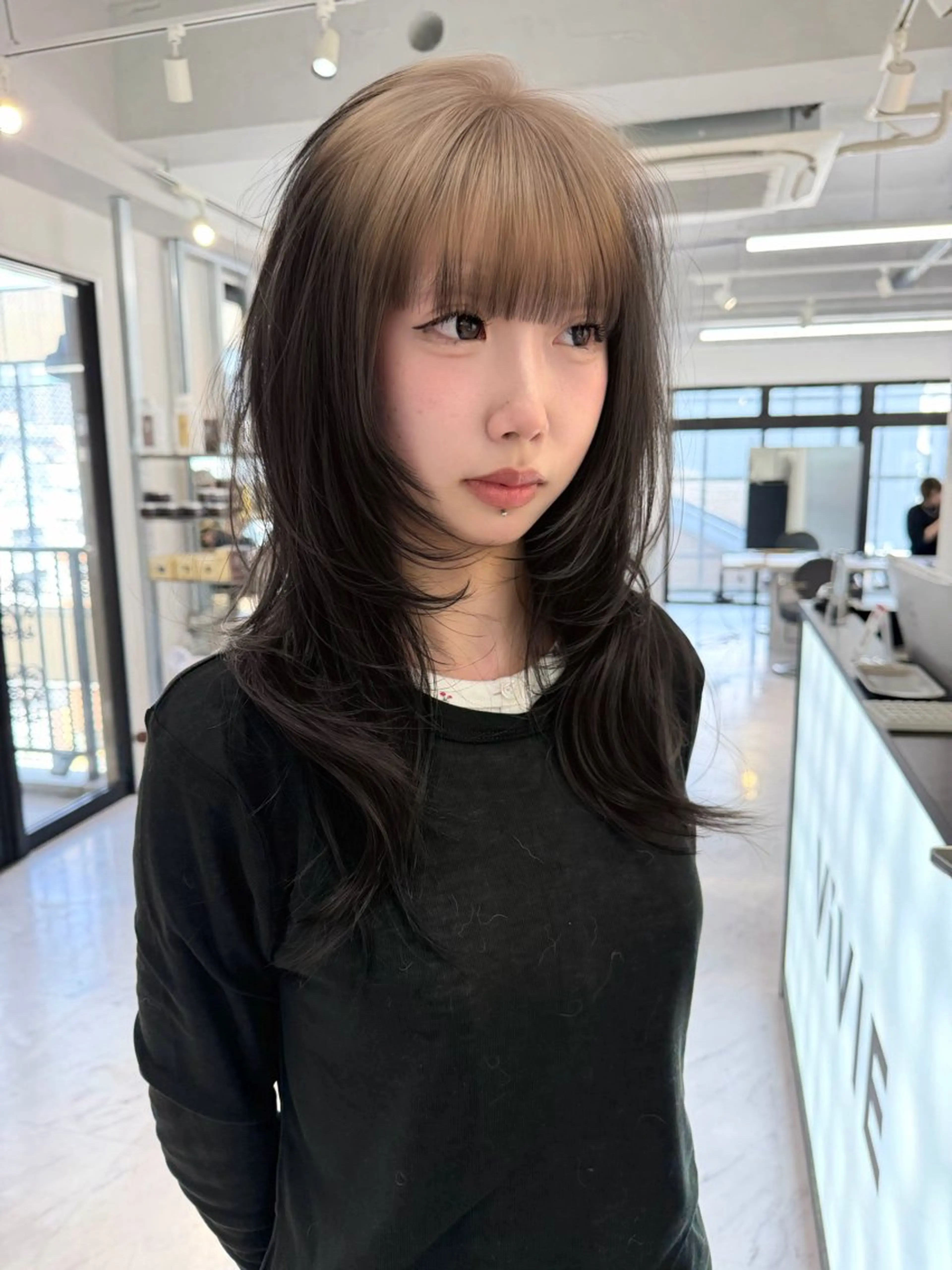 セミロング カラー ベージュカラー ブリーチ ケアブリーチ デザインカラー ダブルカラー ヘアカラー トリートメント TATSUブリーチ/ ミルクティーベージュのヘアスタイル