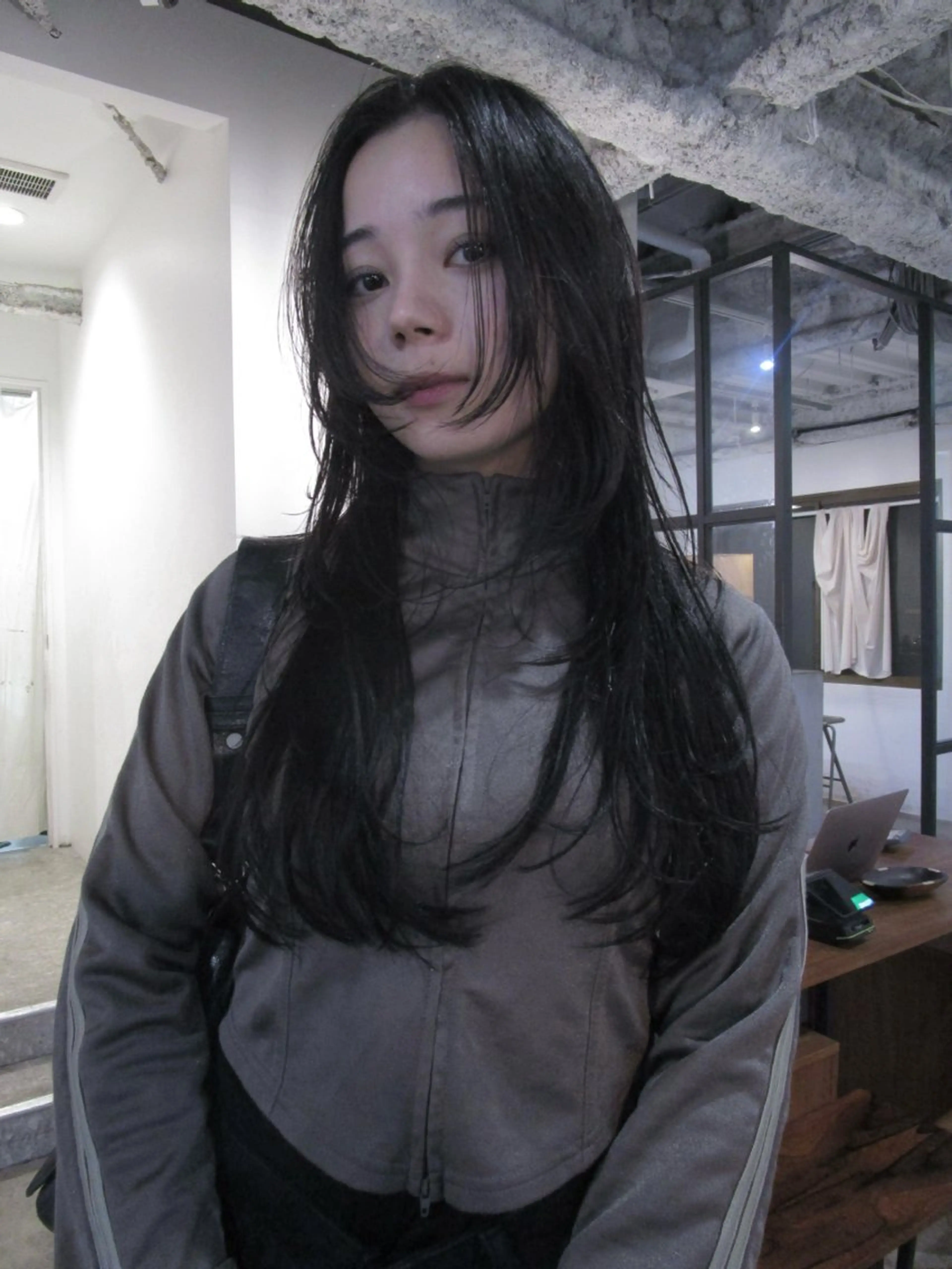 ロング カラー 黒髪 顔まわりレイヤー 顔周りカット レイヤーカット カット ヘアカラー yu maのヘアスタイル