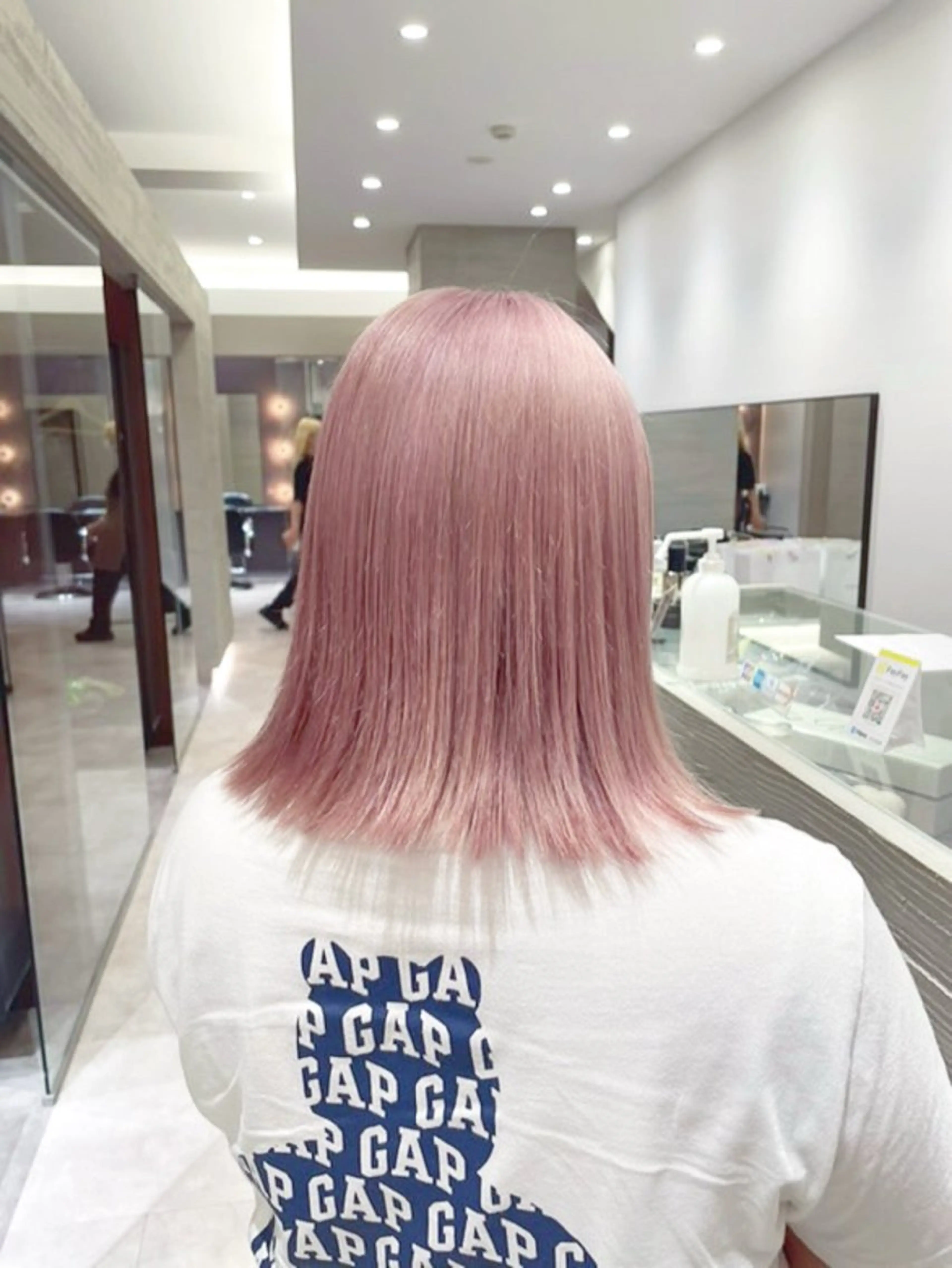 ミディアム カラー ピンクカラー ホワイトピンク ヘアカラー サキ🤍ハイトーン 🩰くびれ巻きヘアのヘアスタイル