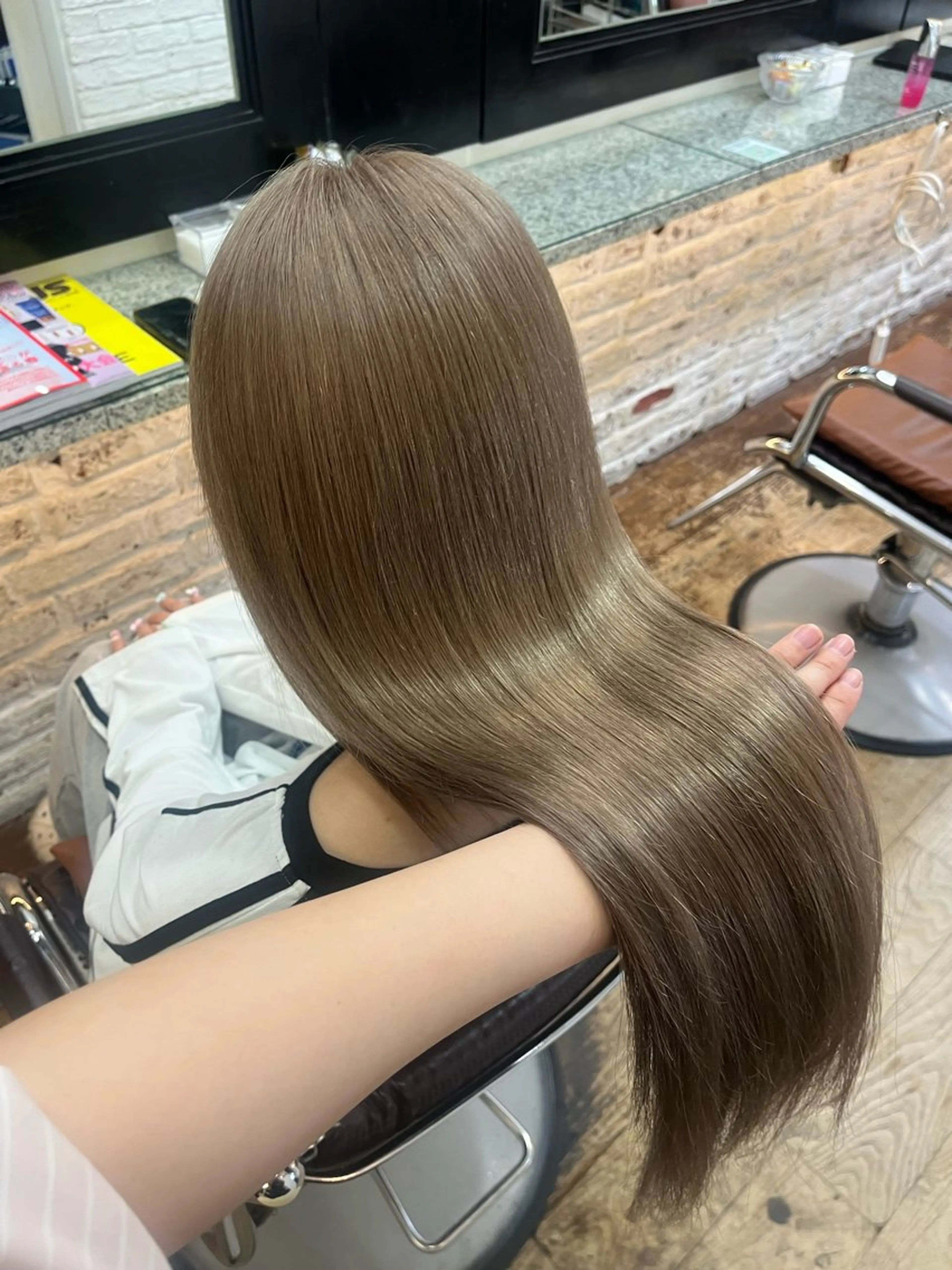 ロング カラー ベージュカラー ブリーチ ミルクティーベージュ 柳井 遥伽のヘアスタイル