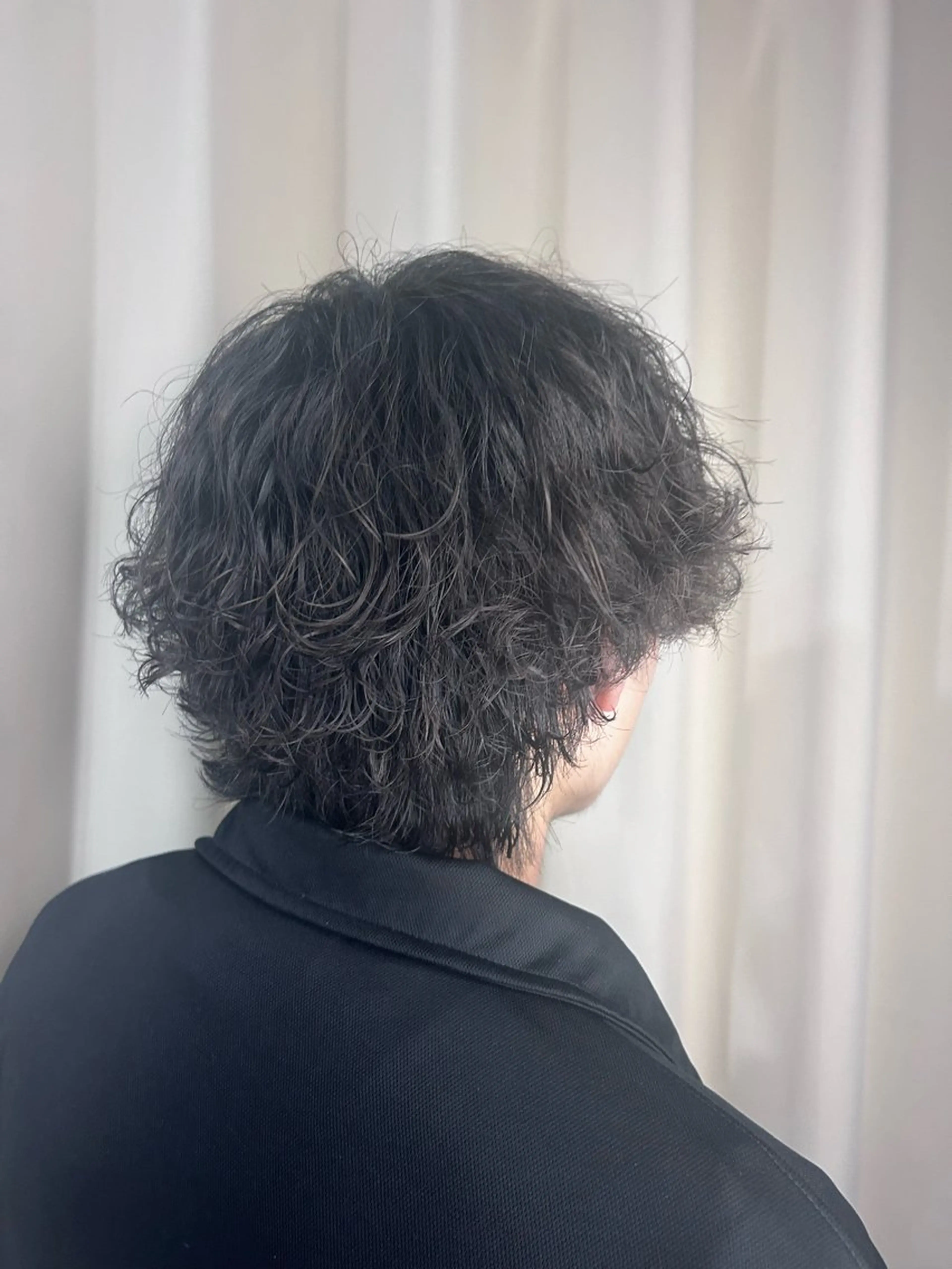 パーマ メンズ メンズパーマ 波巻きパーマ メンズウルフカット ウルフカット ハイトーン×艶カラー 🤍MIZUKIのヘアスタイル