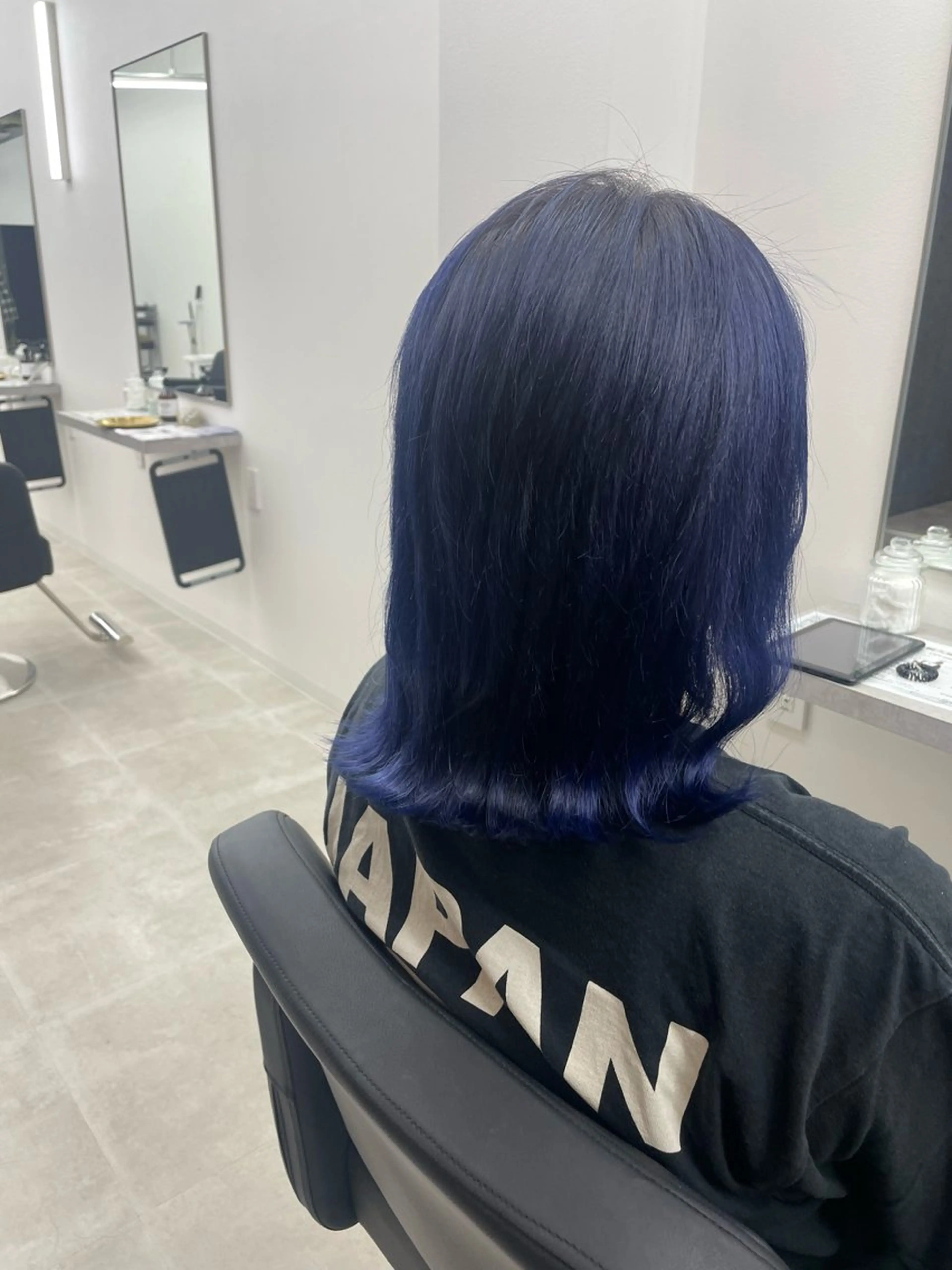 ミディアム カラー ブルーカラー 💕透明感赤味カラー ぱっつんボブ🩷のヘアスタイル