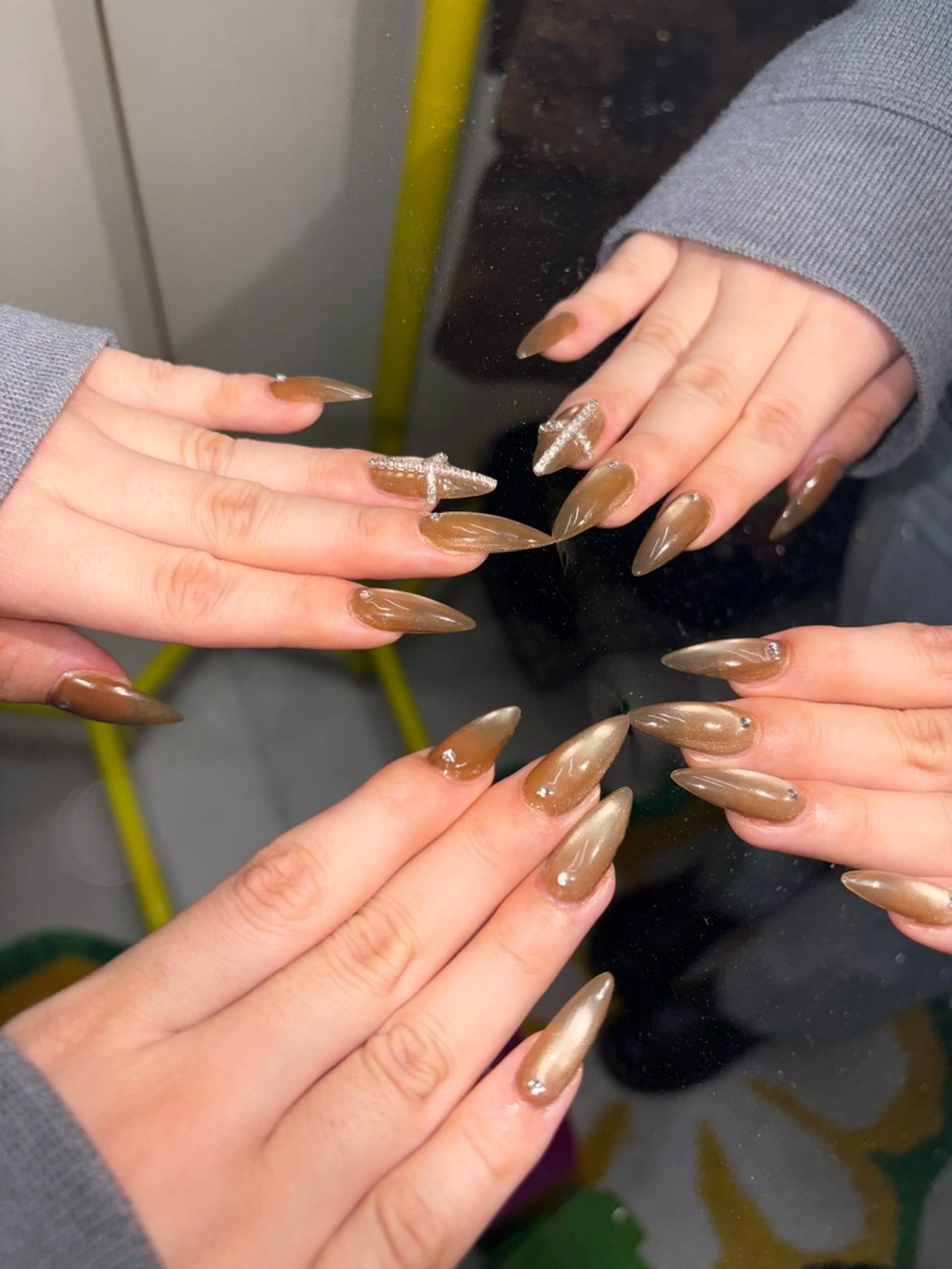 ネイル ブラウン マグネットネイル ミディアムネイル ハンドネイル 33nail✴️栄 スミレ❇️Gel-xのネイルデザイン