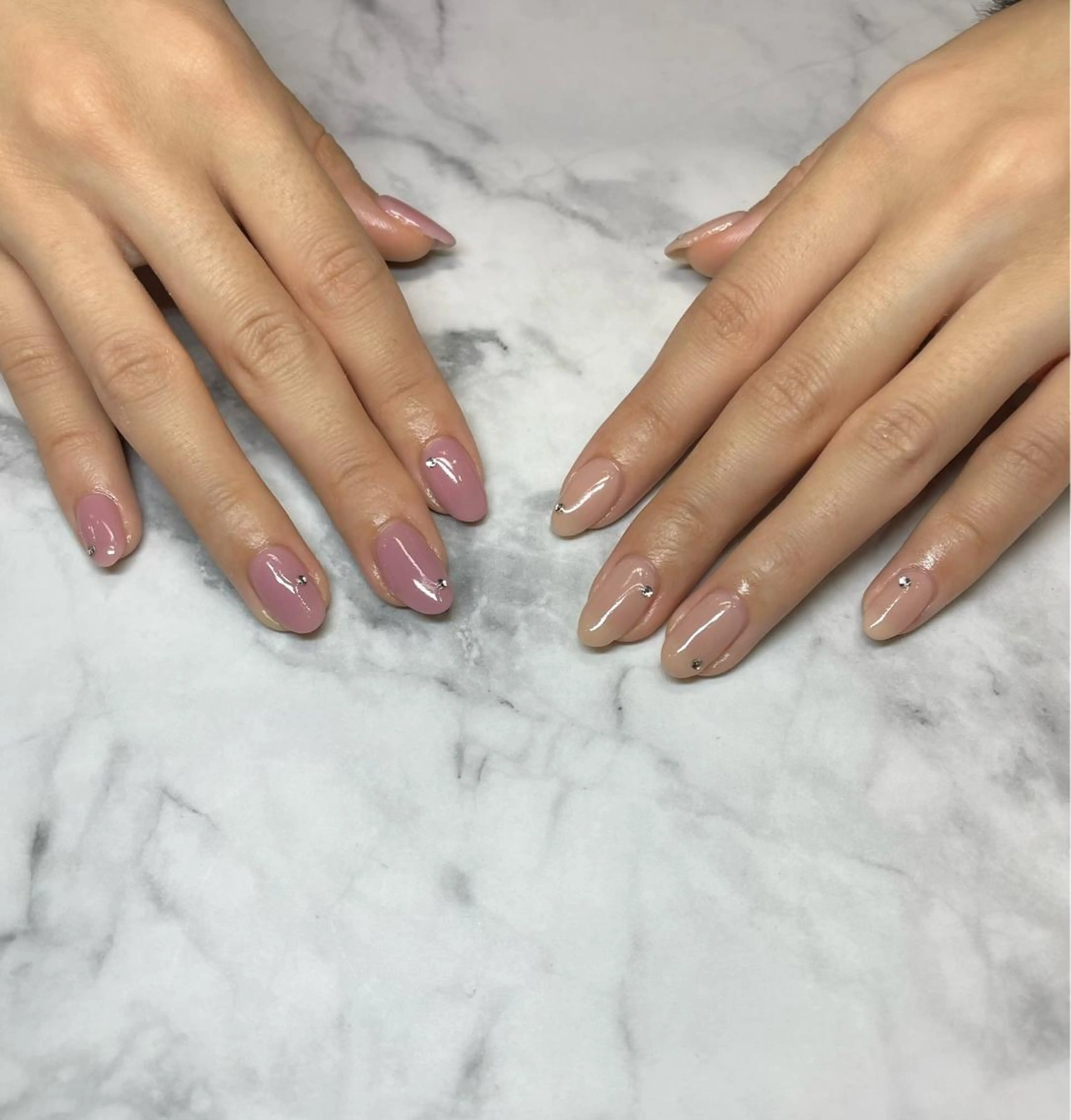 ネイル オフィスネイル ワンカラーネイル ストーンネイル with hues所属・with hues AYAのネイルデザイン