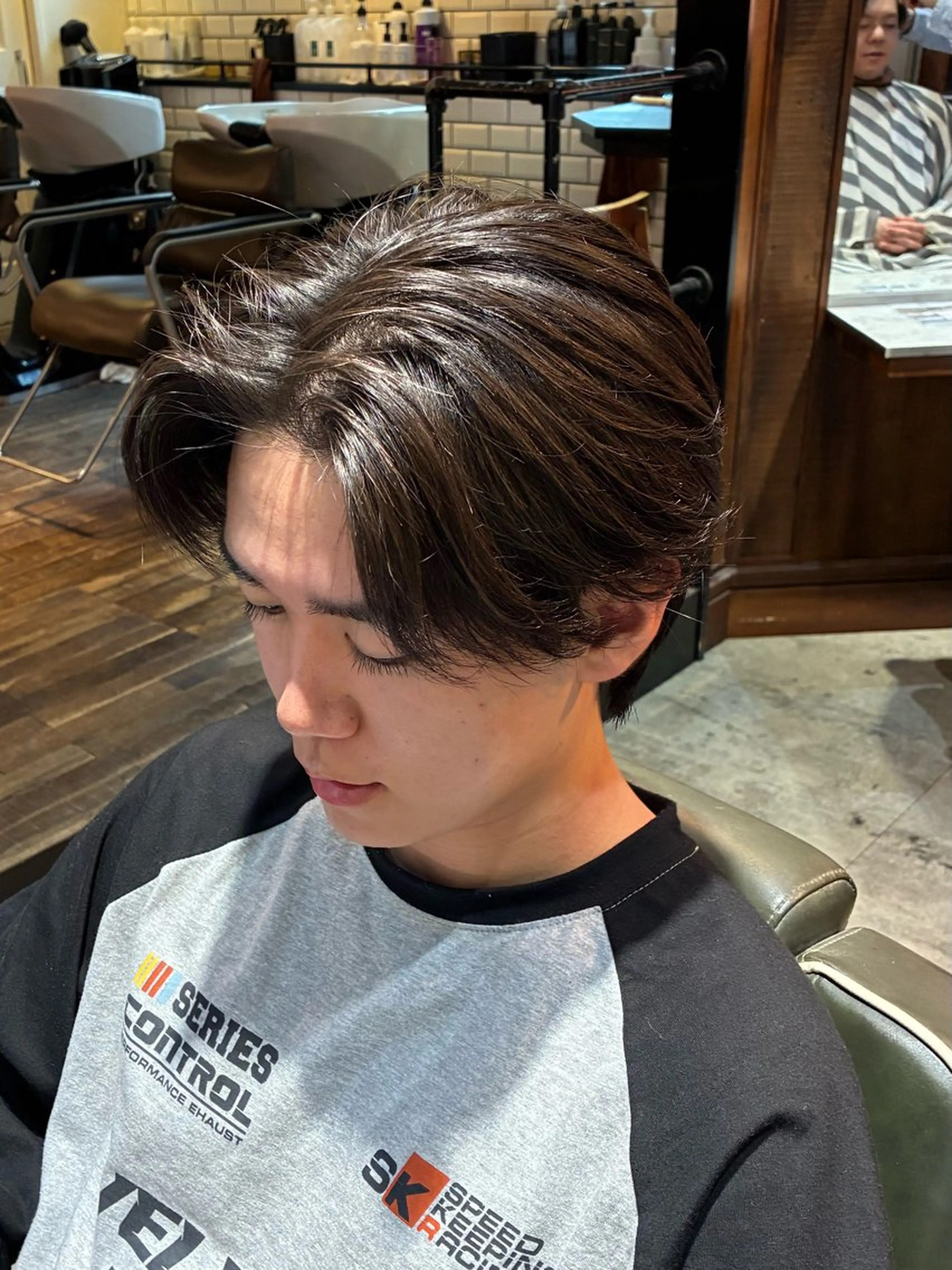 ミディアム メンズ ミディアムパーマ センターパート メンズパーマ カット メンズ特化 翔平のヘアスタイル