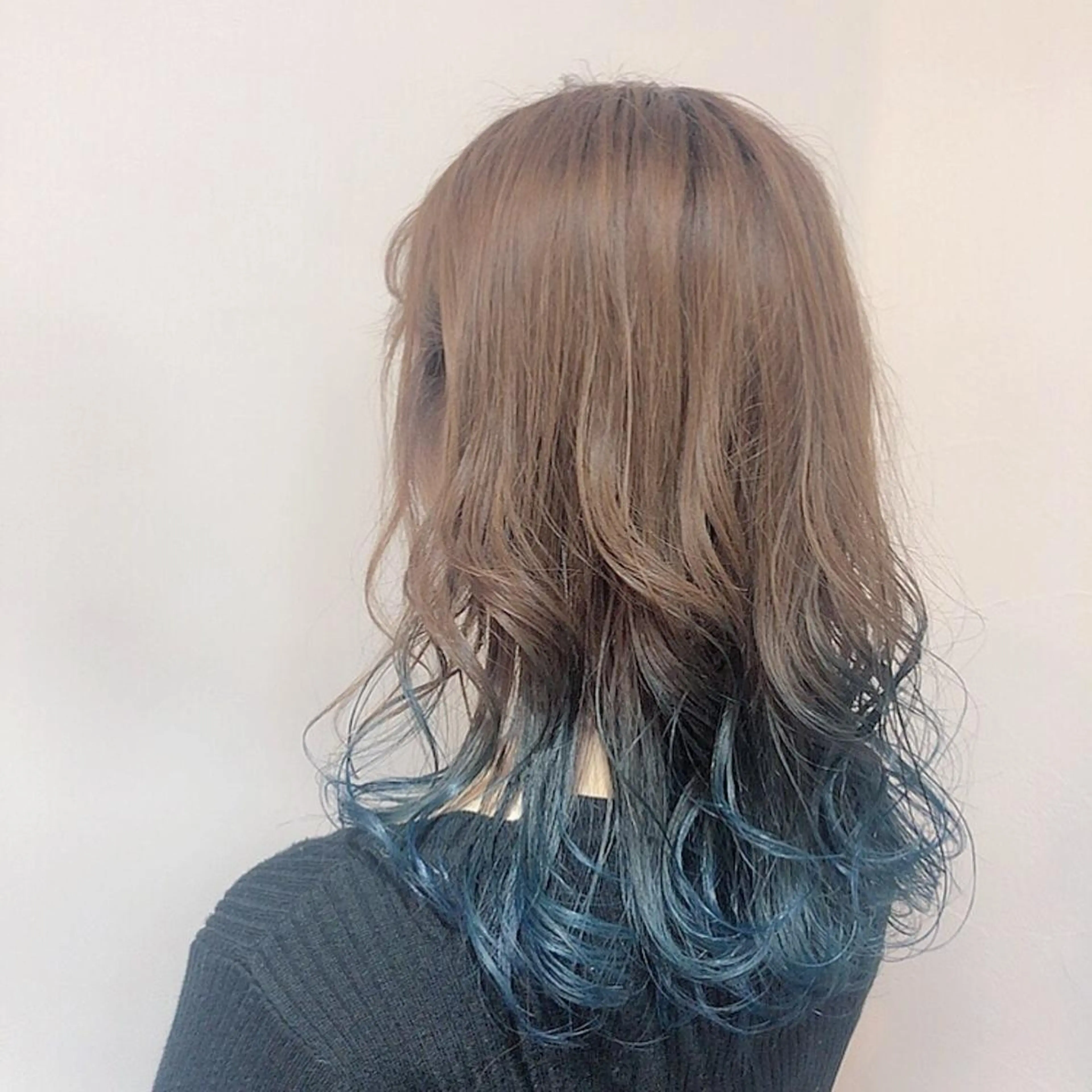 セミロング カラー ブリーチ ブルーカラー 💛🤍U too e’s 鎌倉🧸のヘアスタイル