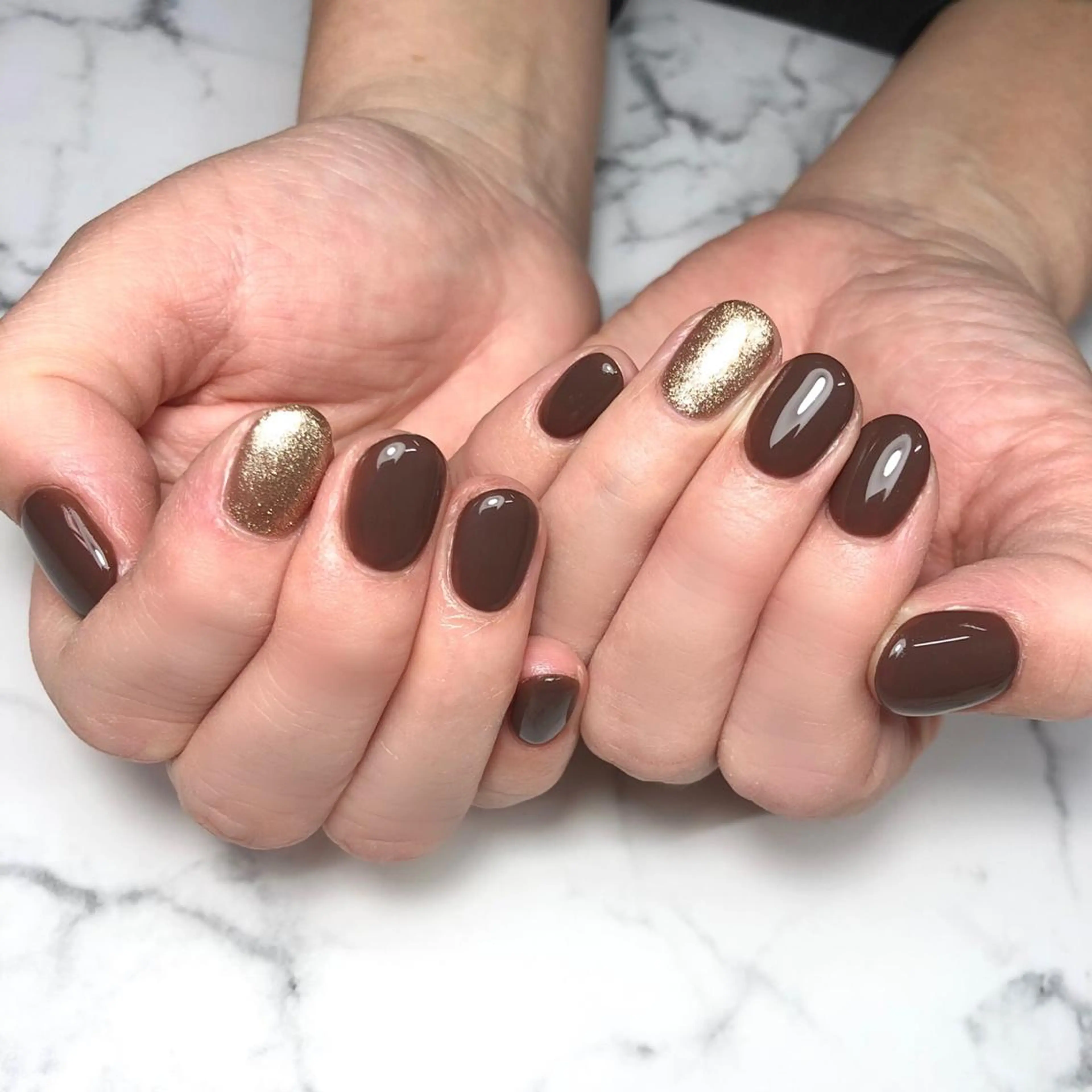 ネイル ブラウン ゴールド 持ち込み ワンカラーネイル ショートネイル ハンドネイル NAIL NOWのネイルデザイン