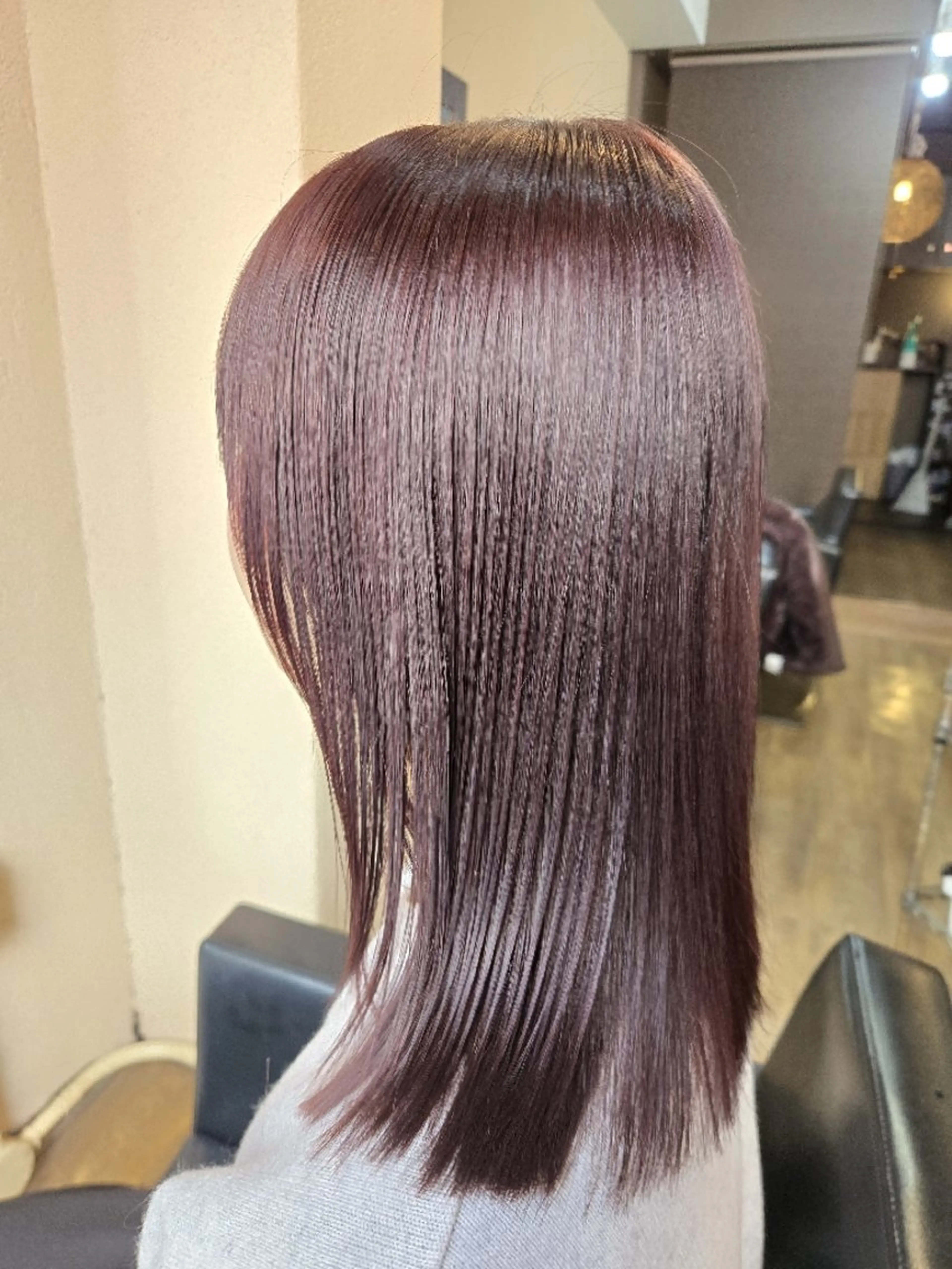 ミディアム カラー グレージュ ピンクカラー レイヤーカット Seven Quarterのヘアスタイル