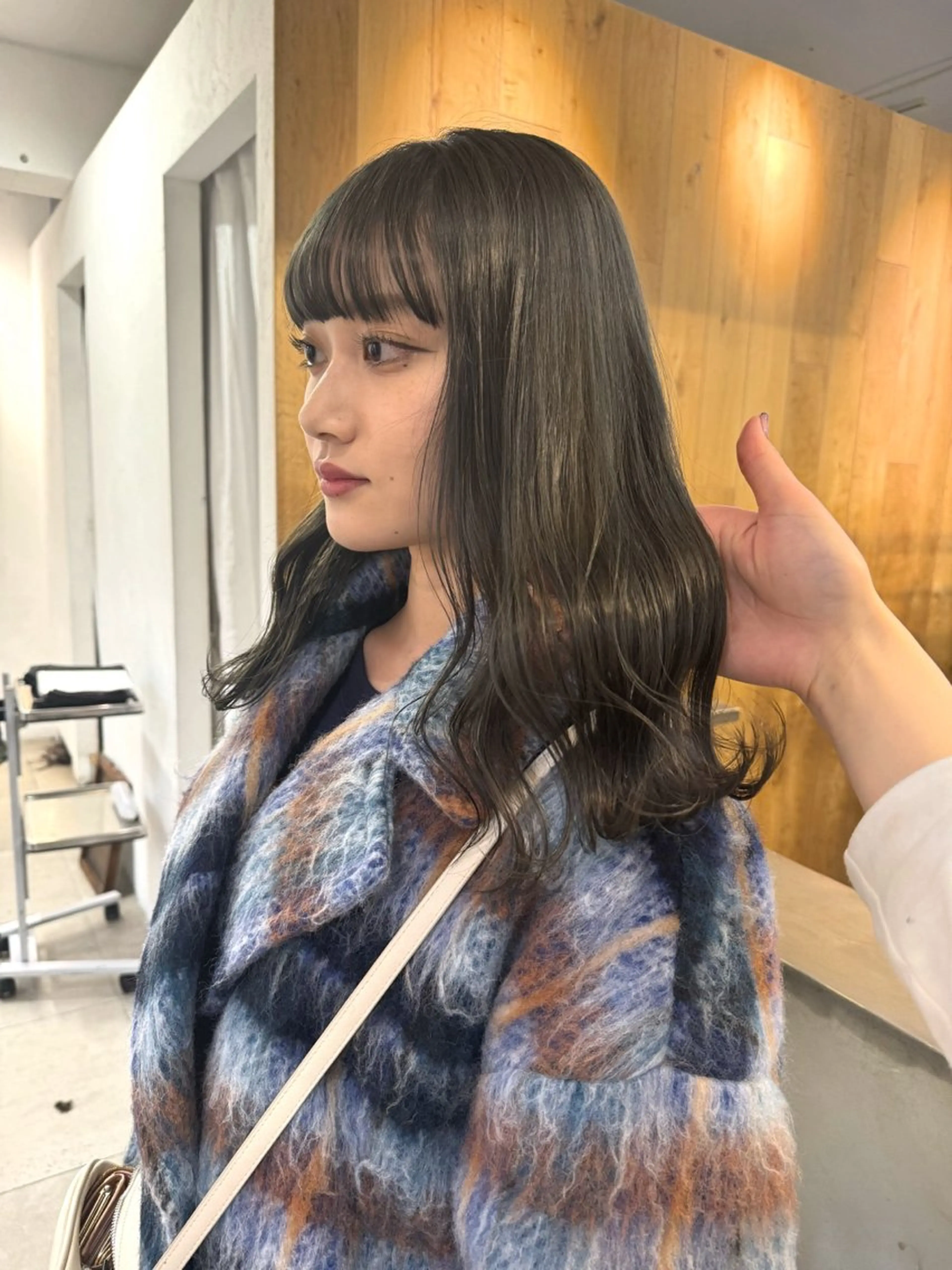 ロング カラー グレージュ オリーブグレージュ オリーブグレー カット ヘアカラー Lomalia 🤍🫧/makoのマツエク・マツパデザイン